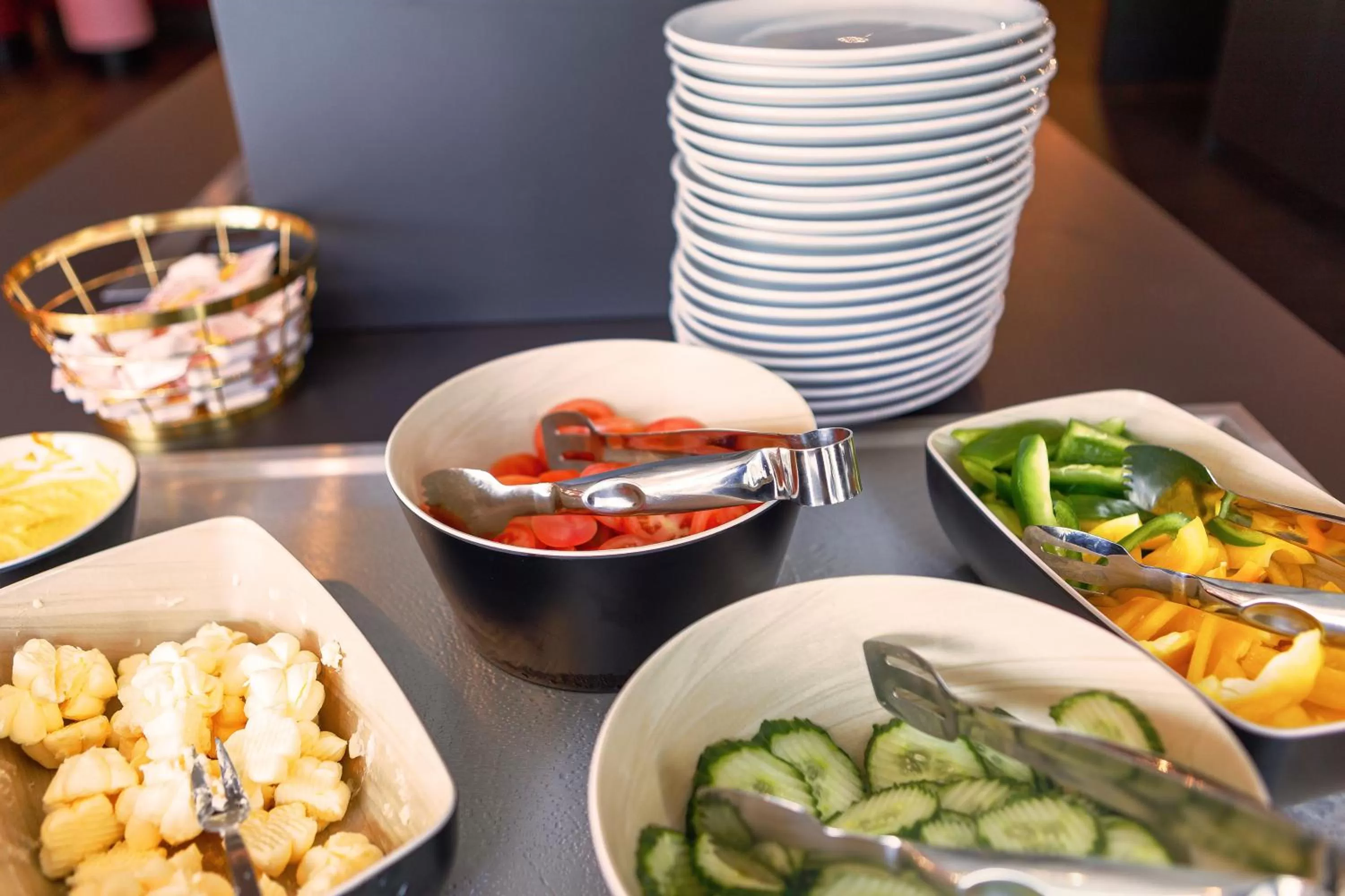 Breakfast, Food in MEININGER Hotel Dresden Zentrum