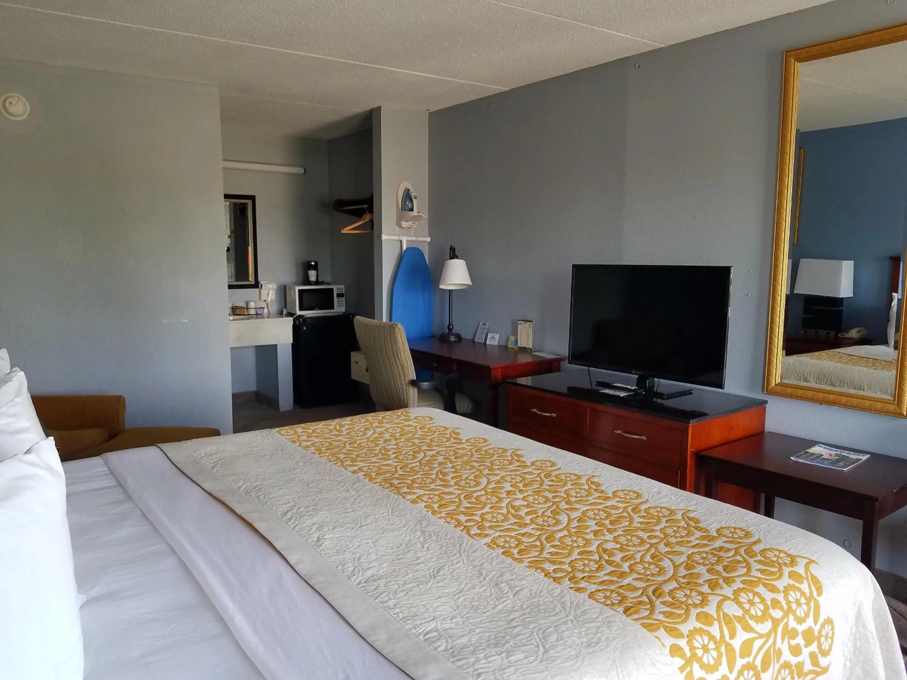 Bedroom, Bed in Days Inn by Wyndham Richmond