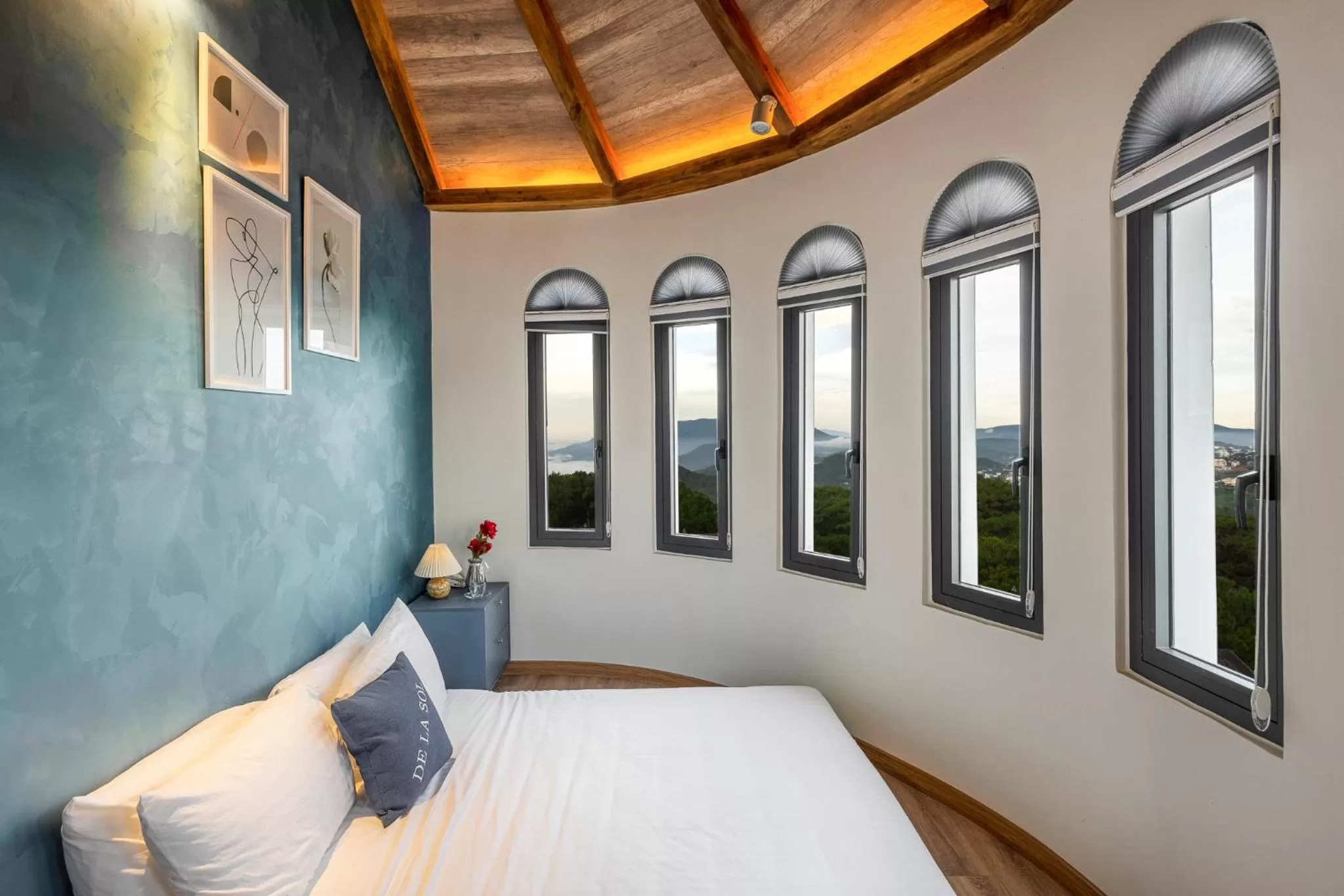 Bed in De La Sol Villa Dalat