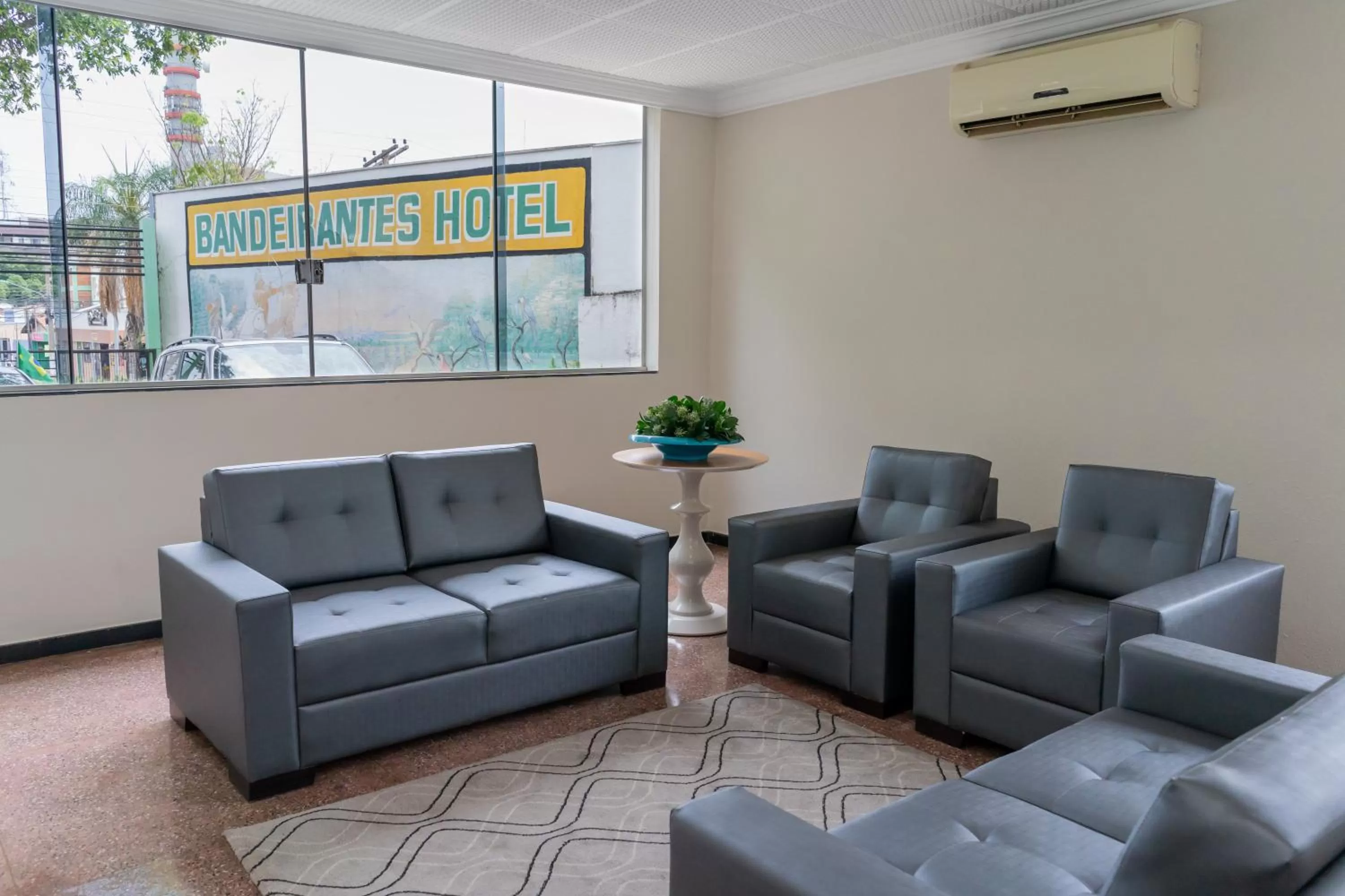 Communal lounge/ TV room in Bandeirantes Hotel