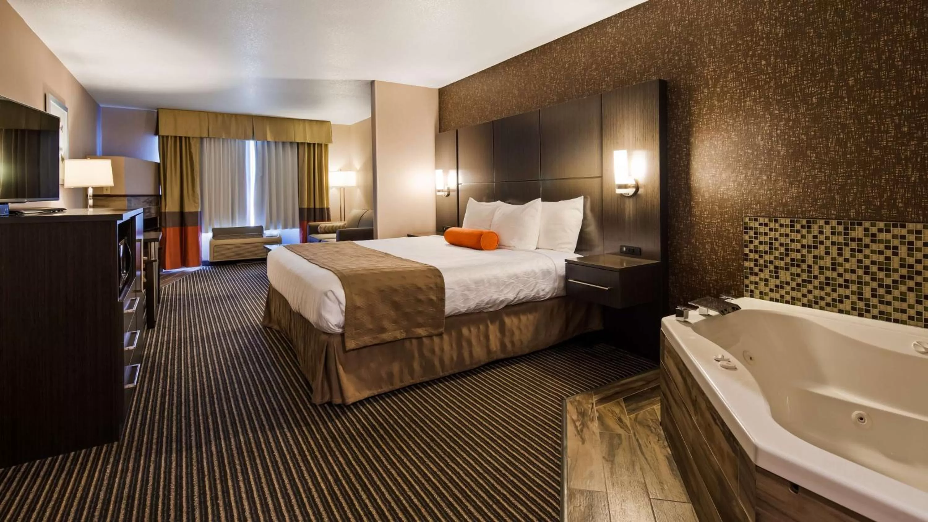 Photo of the whole room, Bed in Best Western Plus Rama Inn & Suites