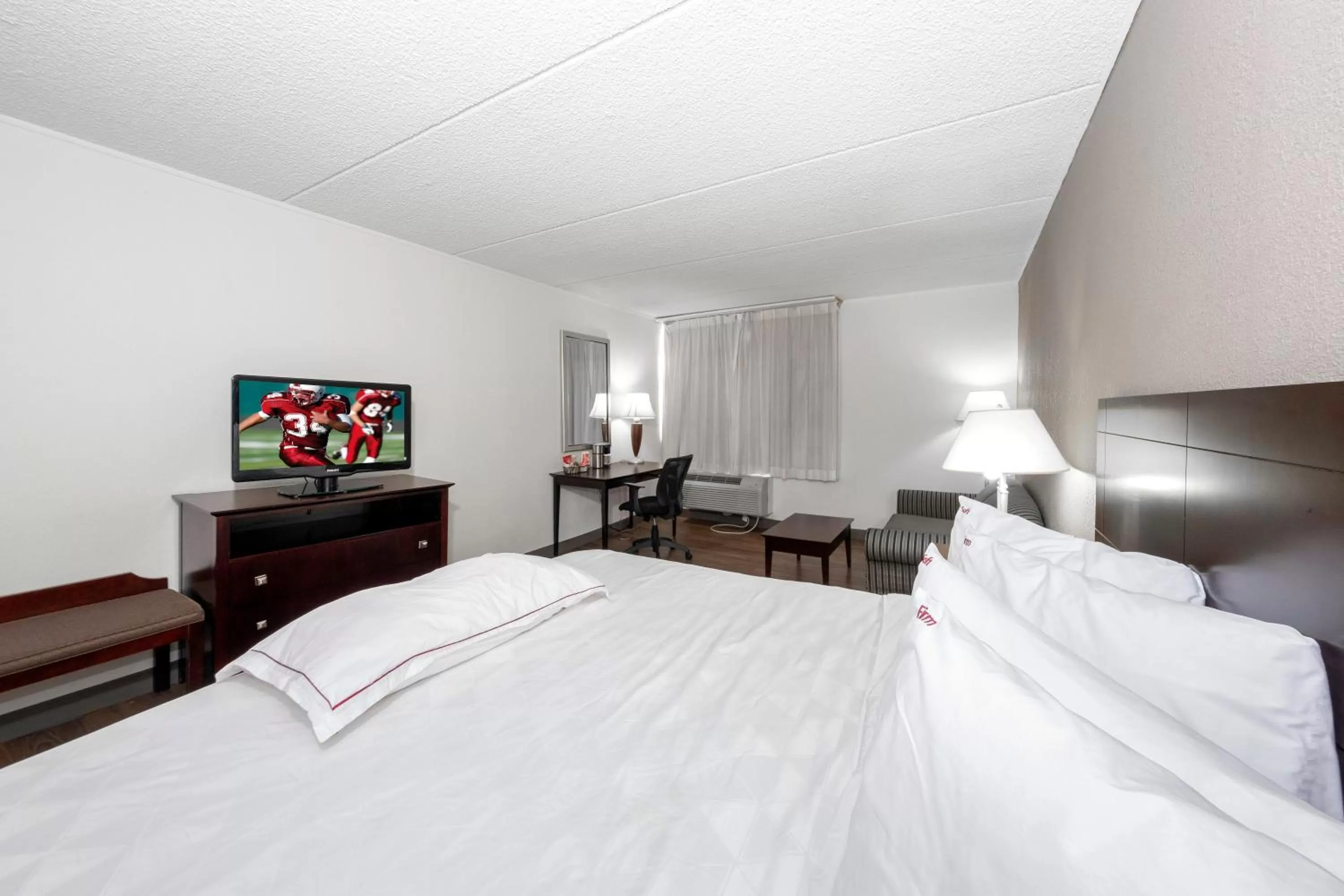 Photo of the whole room, Bed in Red Roof PLUS Newark Liberty Airport - Carteret