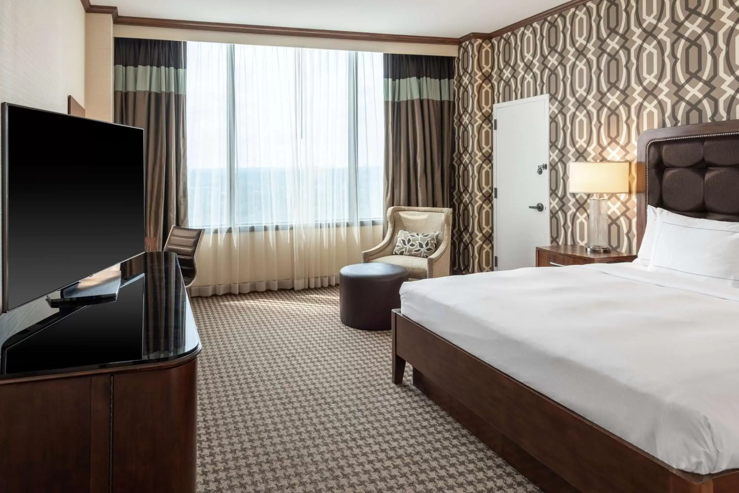 King Room with Bath Tub - Mobility Access in Hilton Alexandria Mark Center King Room with Bath Tub - Mobility Access in Hilton Alexandria Mark Center