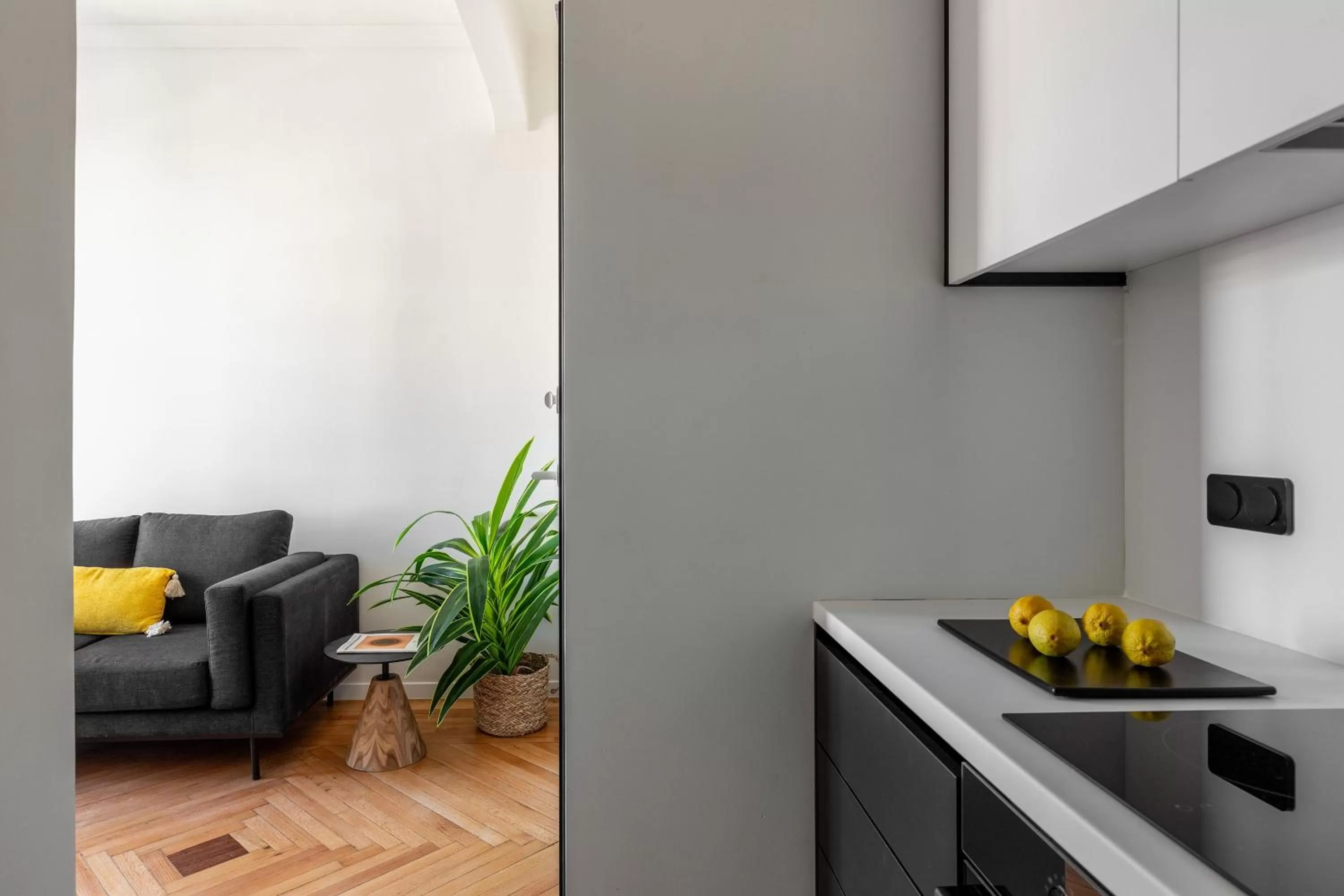 Kitchen or kitchenette, Kitchen/Kitchenette in ZOIA The Met by UPSTREET