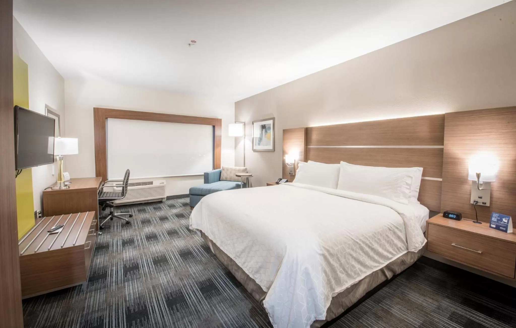 Photo of the whole room, Bed in Holiday Inn Express & Suites - Houston Westchase - Westheimer by IHG