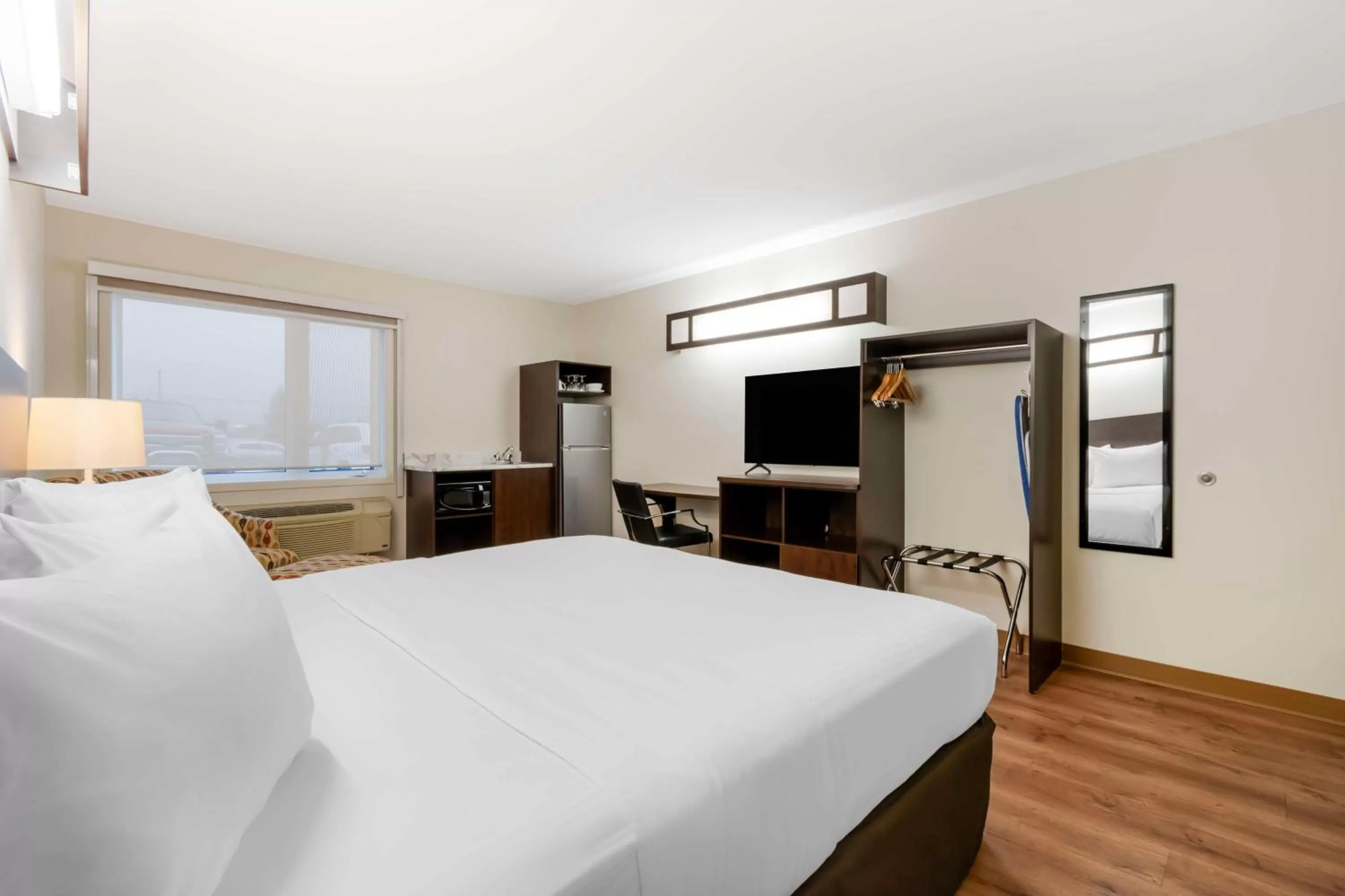 Bedroom, Bed in Villa Inn & Suites - SureStay Collection by Best Western