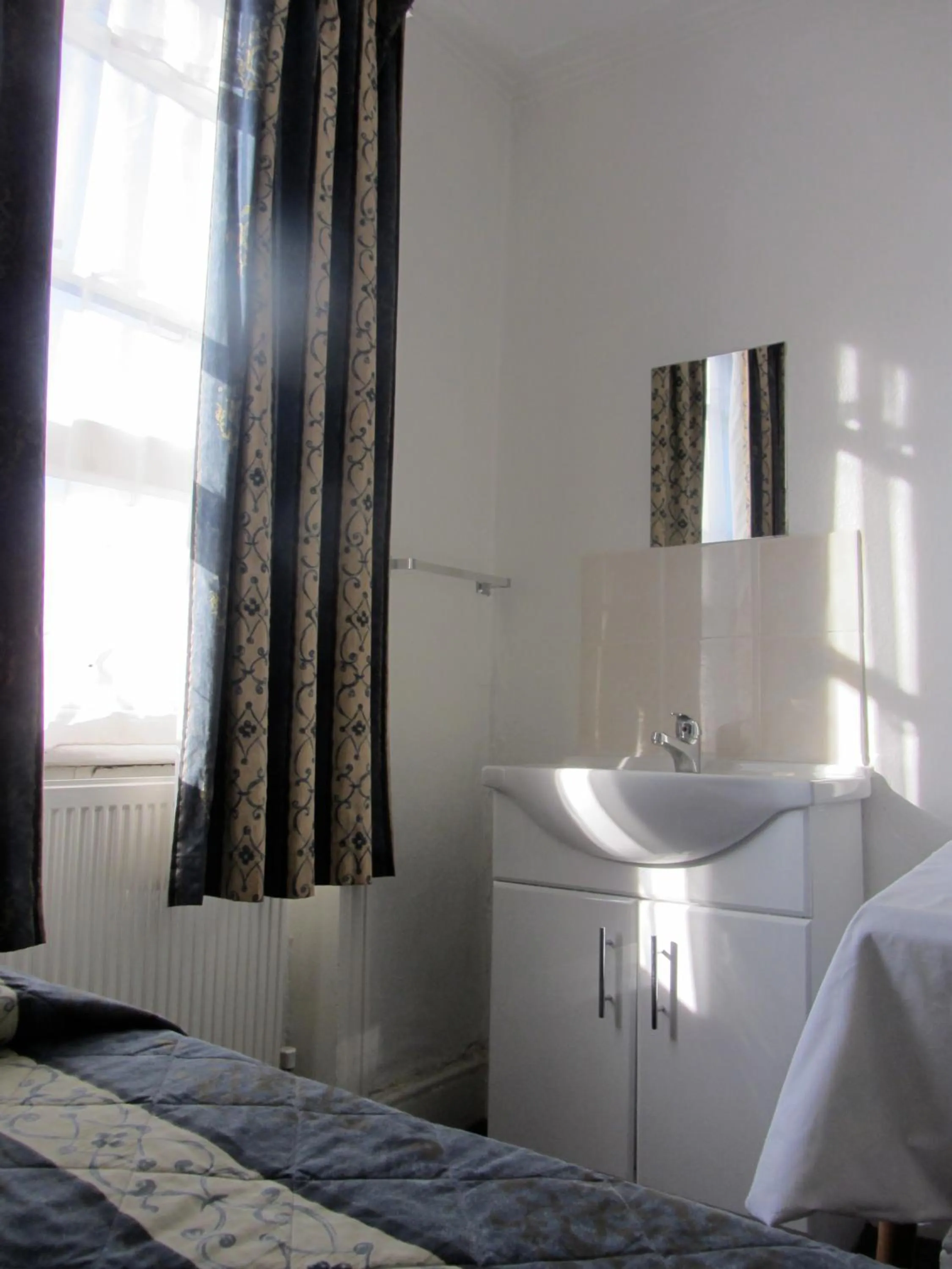 Photo of the whole room, Bed in Goodwood Hotel