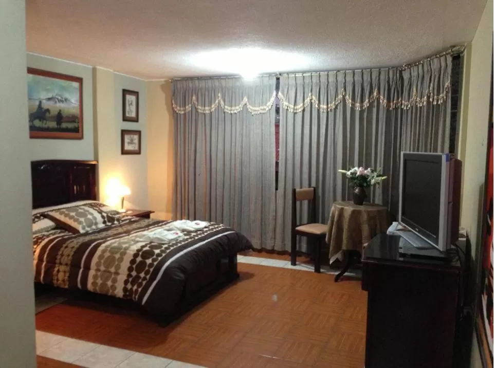 TV/Entertainment Center in Hostal Jora Continental