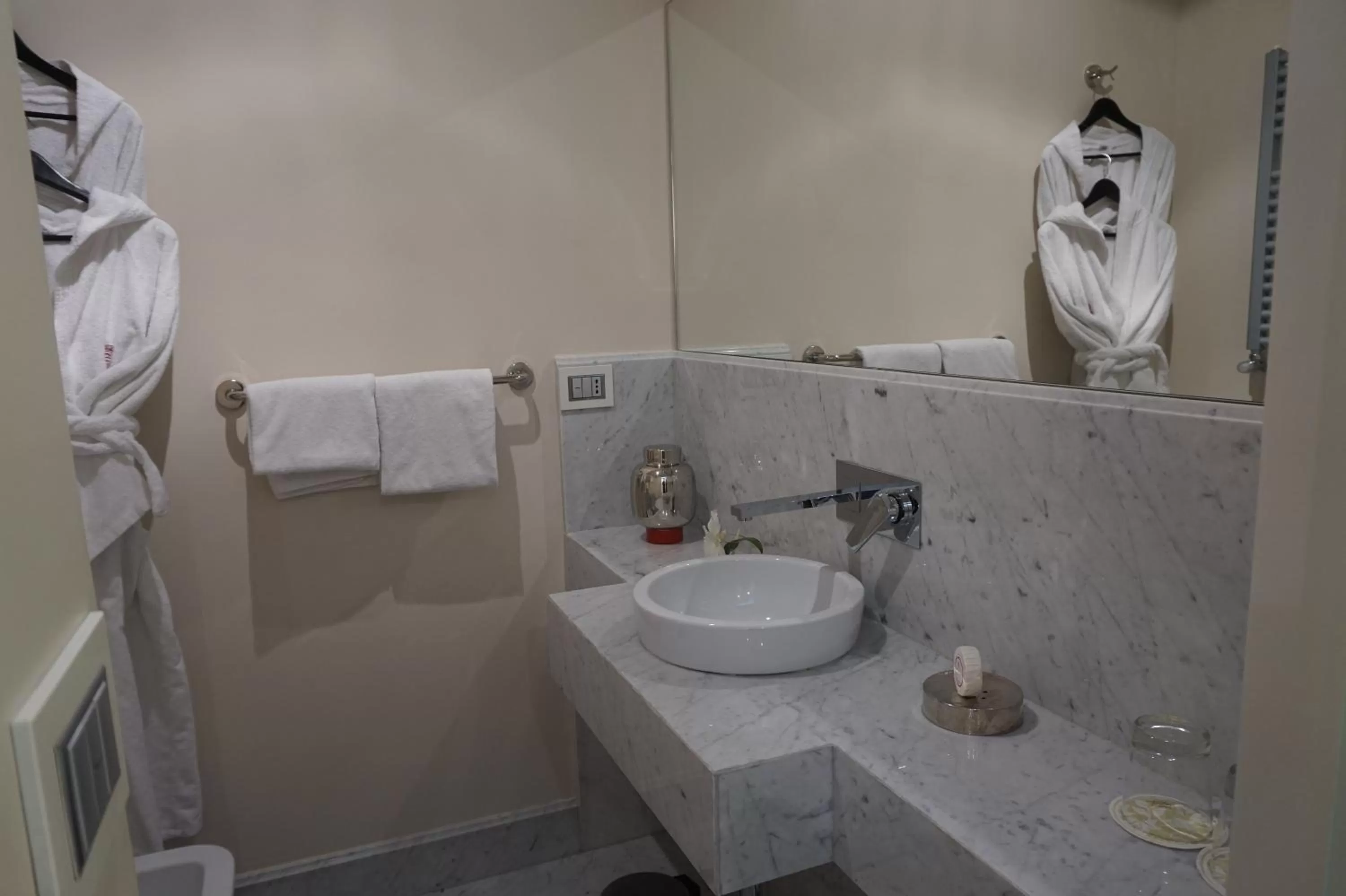 Bathroom in Trevi Palace Luxury Inn