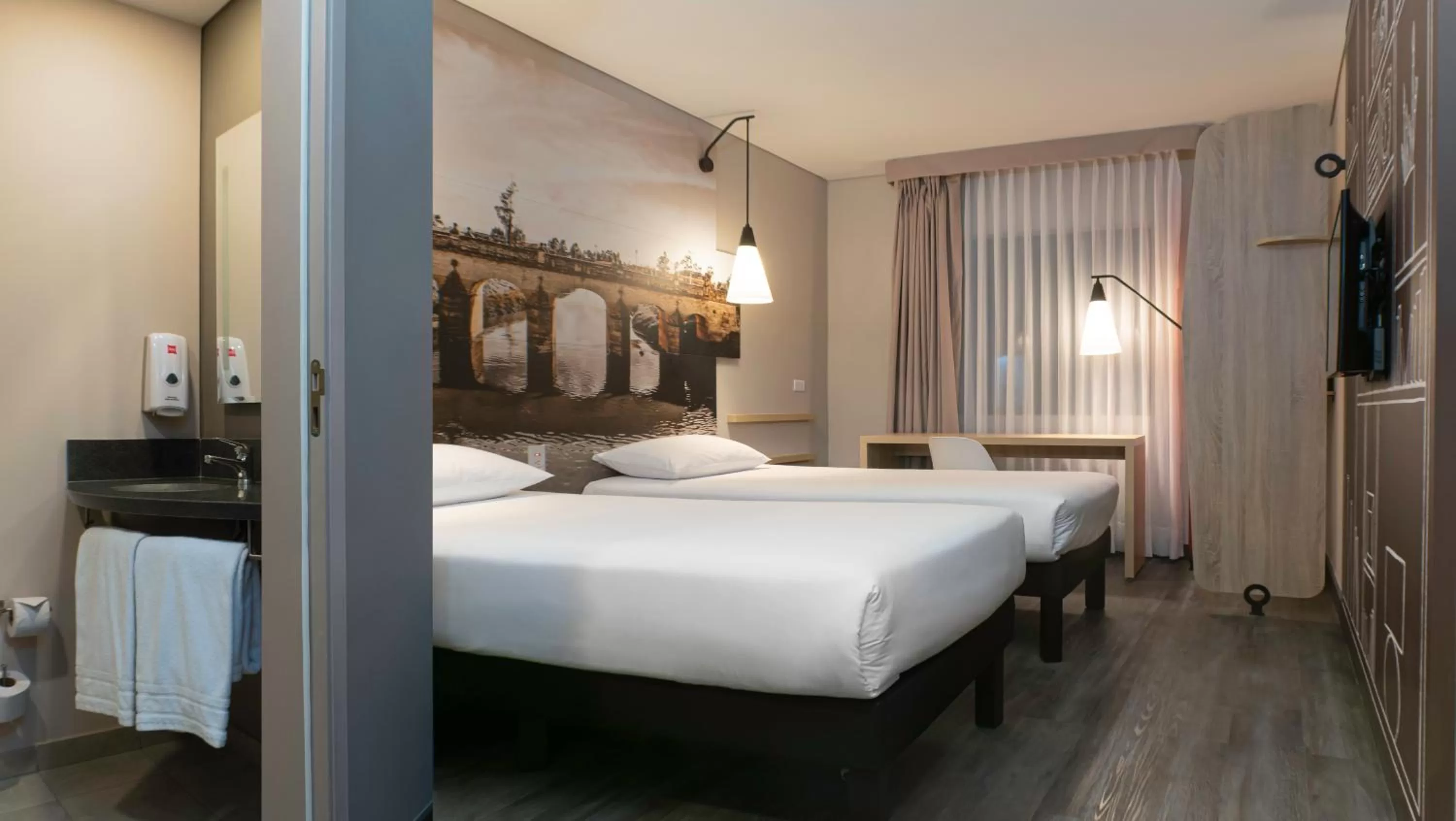 Photo of the whole room, Bed in ibis Chia