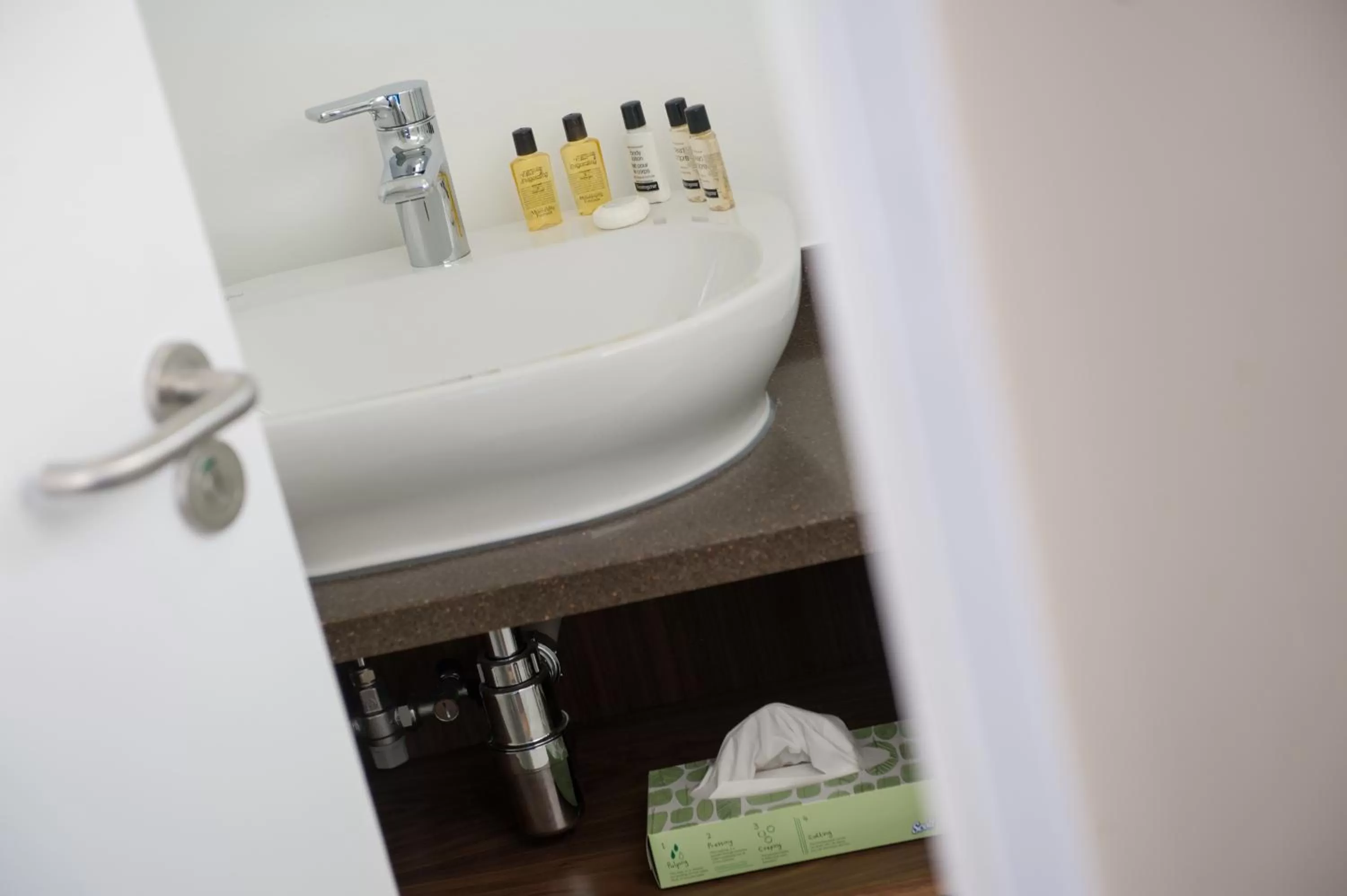 Bathroom in The Crown & Greyhound by Innkeeper's Collection
