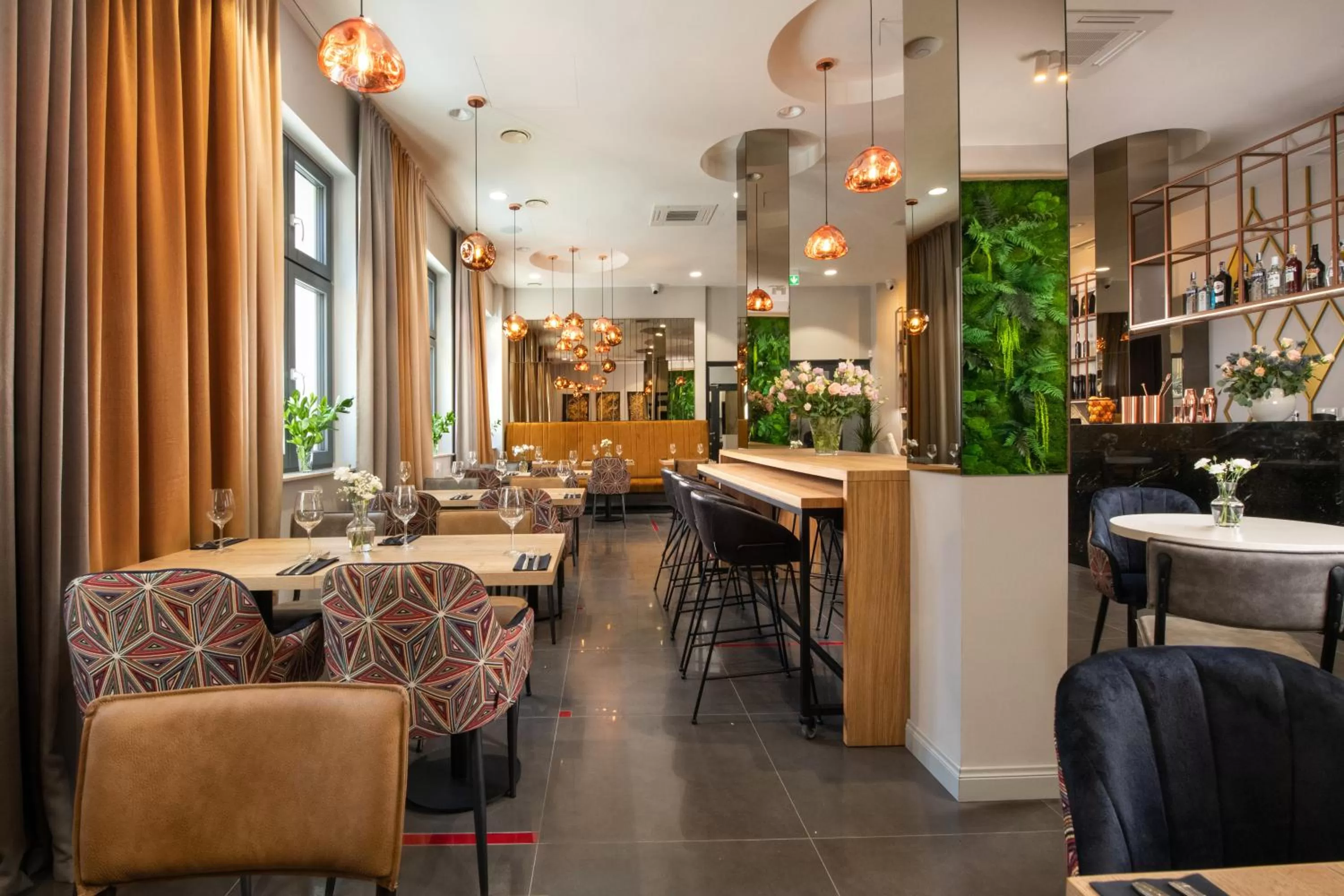 Restaurant/places to eat in Xerion Hotel