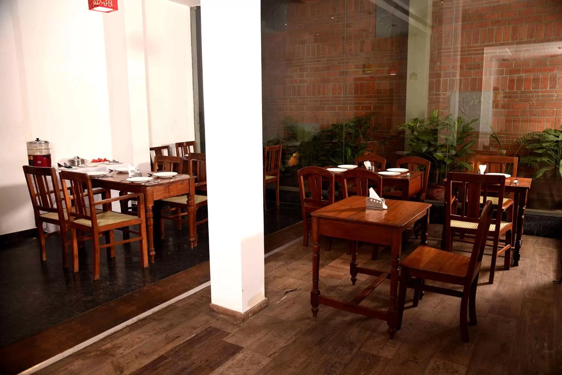 Restaurant/places to eat in Hotel Sabareesh Park