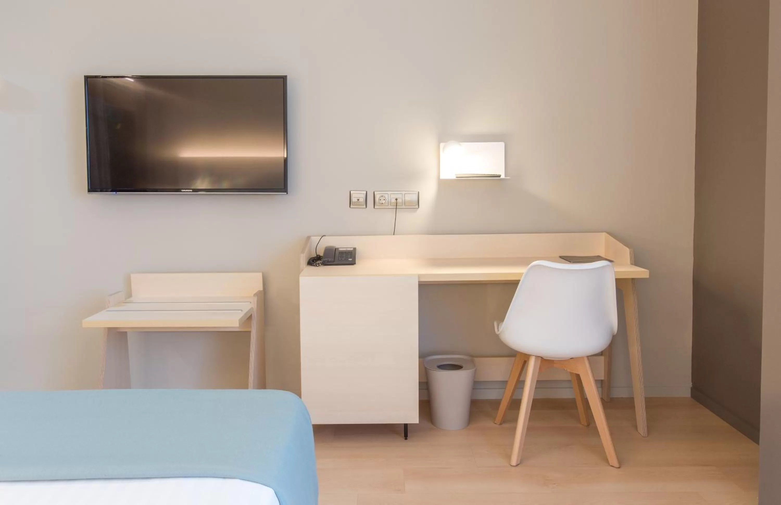 TV and multimedia, Bed in Hotel Olympia Valencia