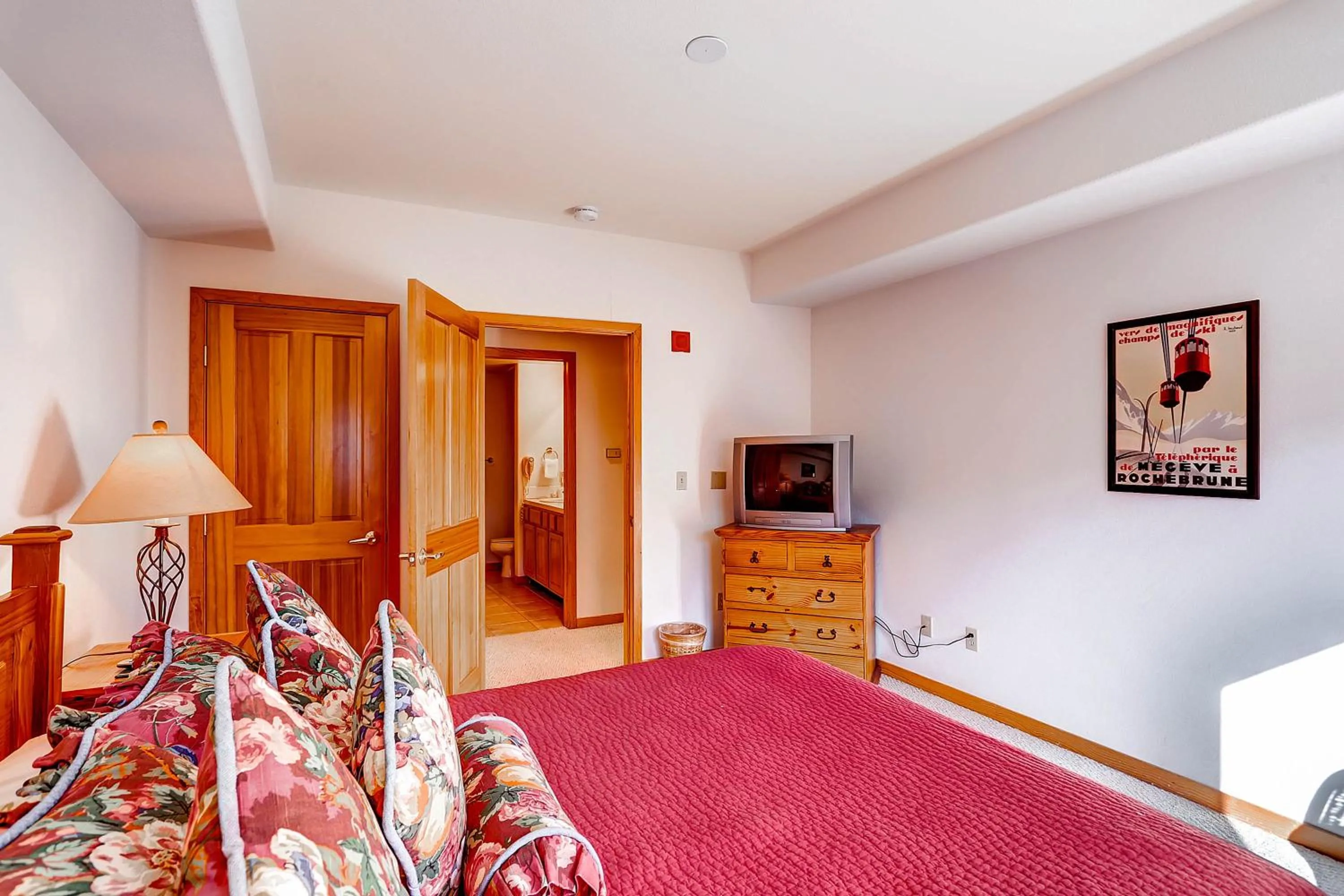 Bedroom, Bed in Gateway Mountain Lodge by Keystone Resort