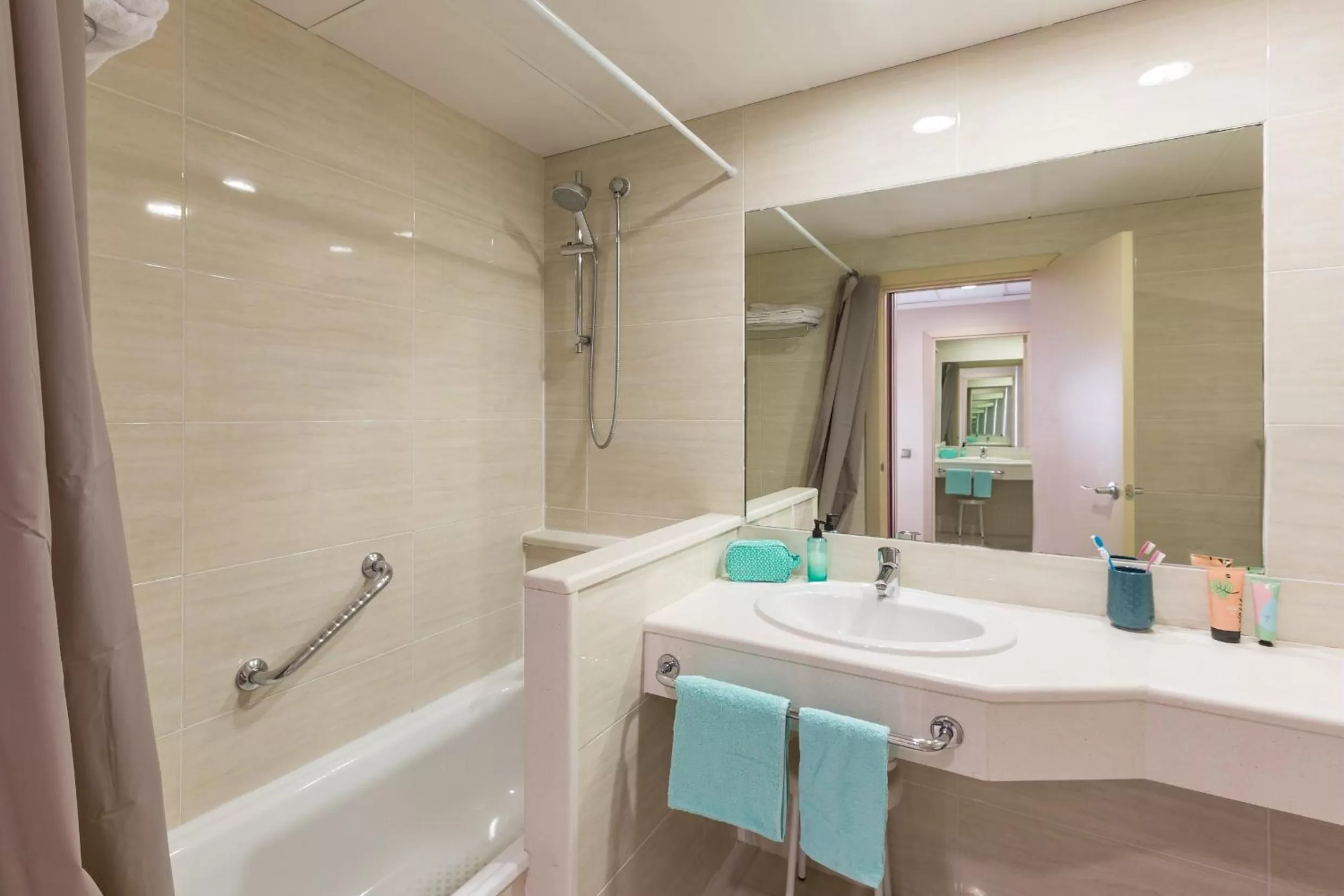 Bathroom in Hotel Bahía Calpe by Pierre & Vacances