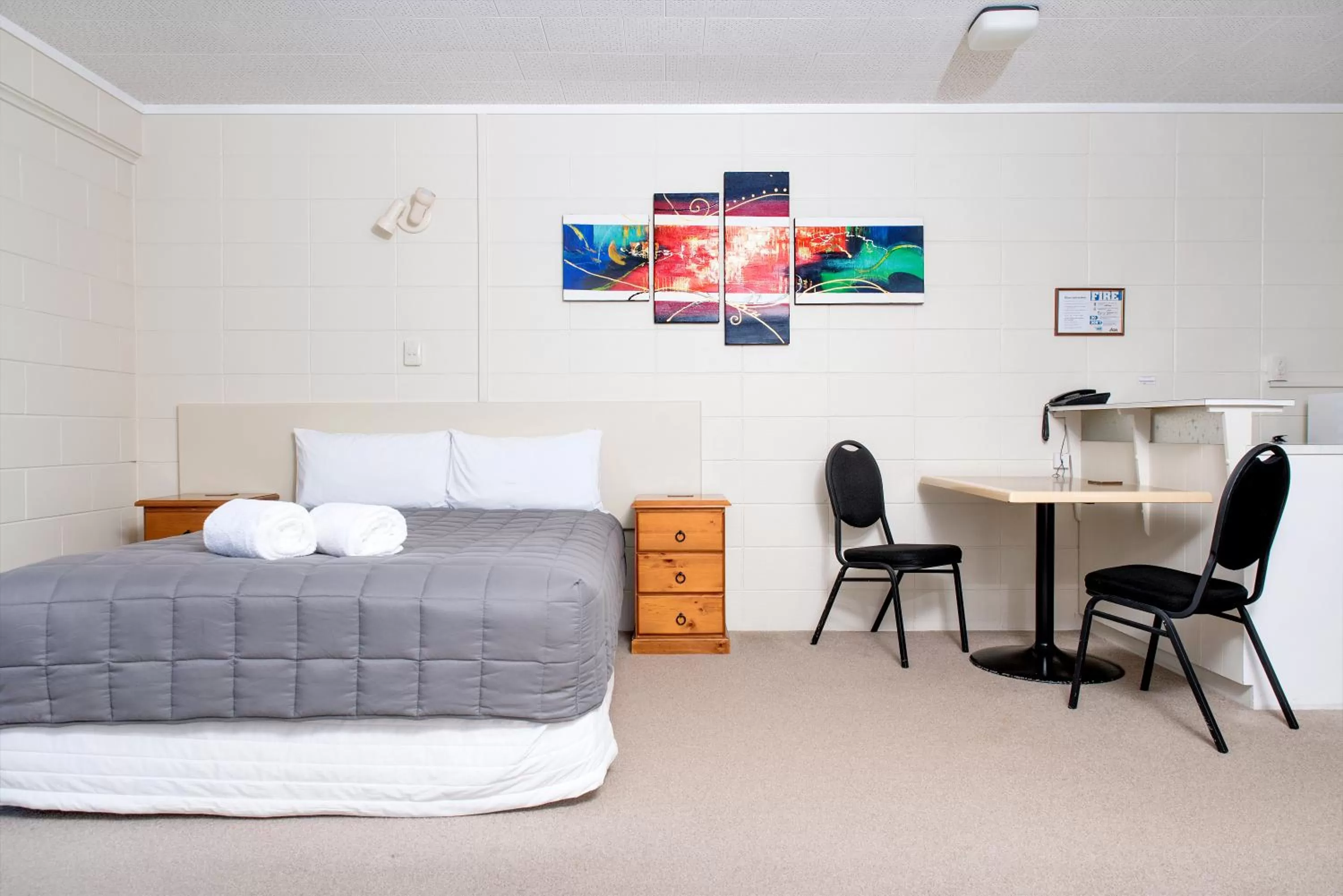 Living room, Bed in Tourist Court Motel