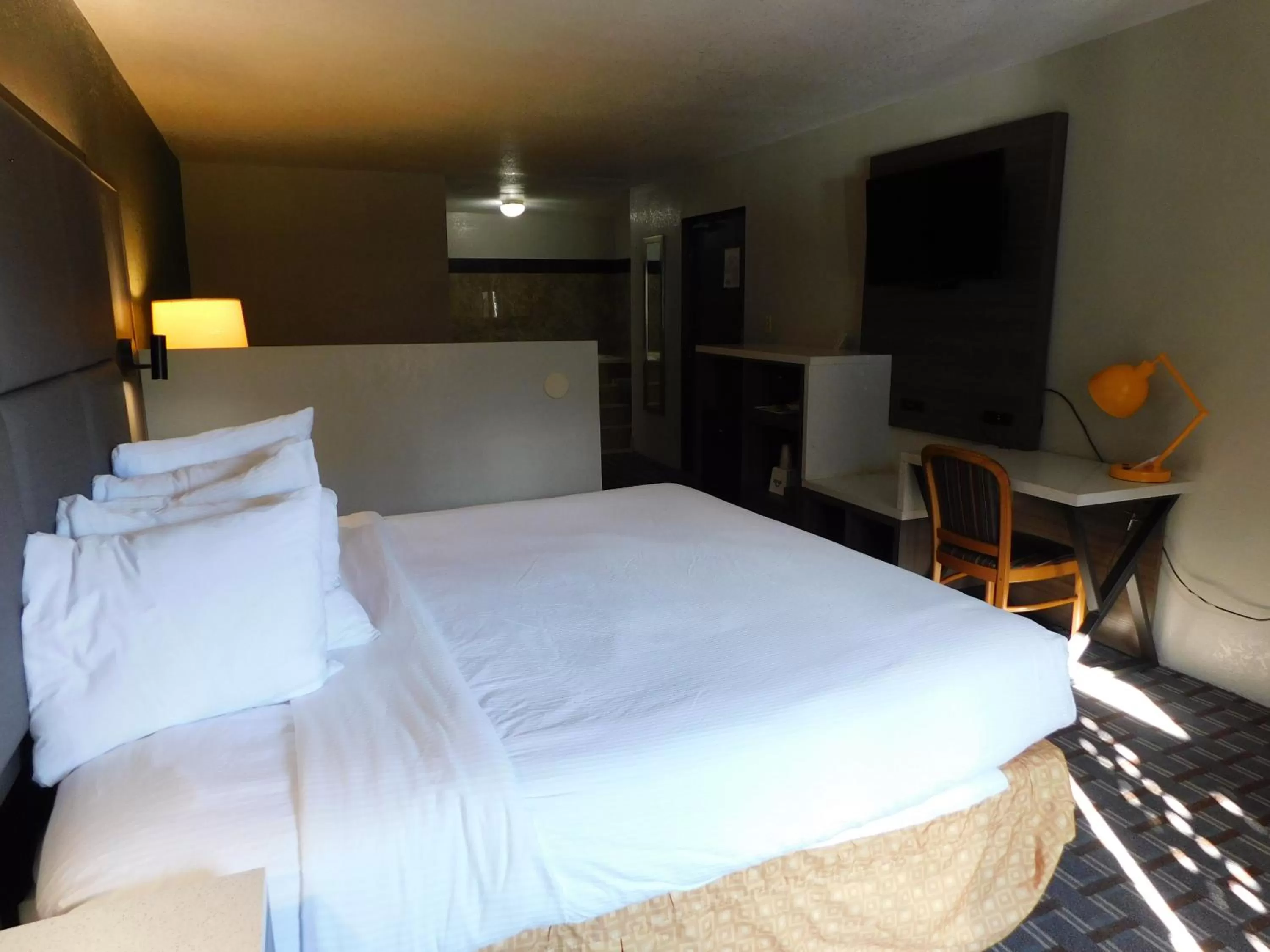 Bed in Days Inn & Suites by Wyndham Downtown Gatlinburg Parkway
