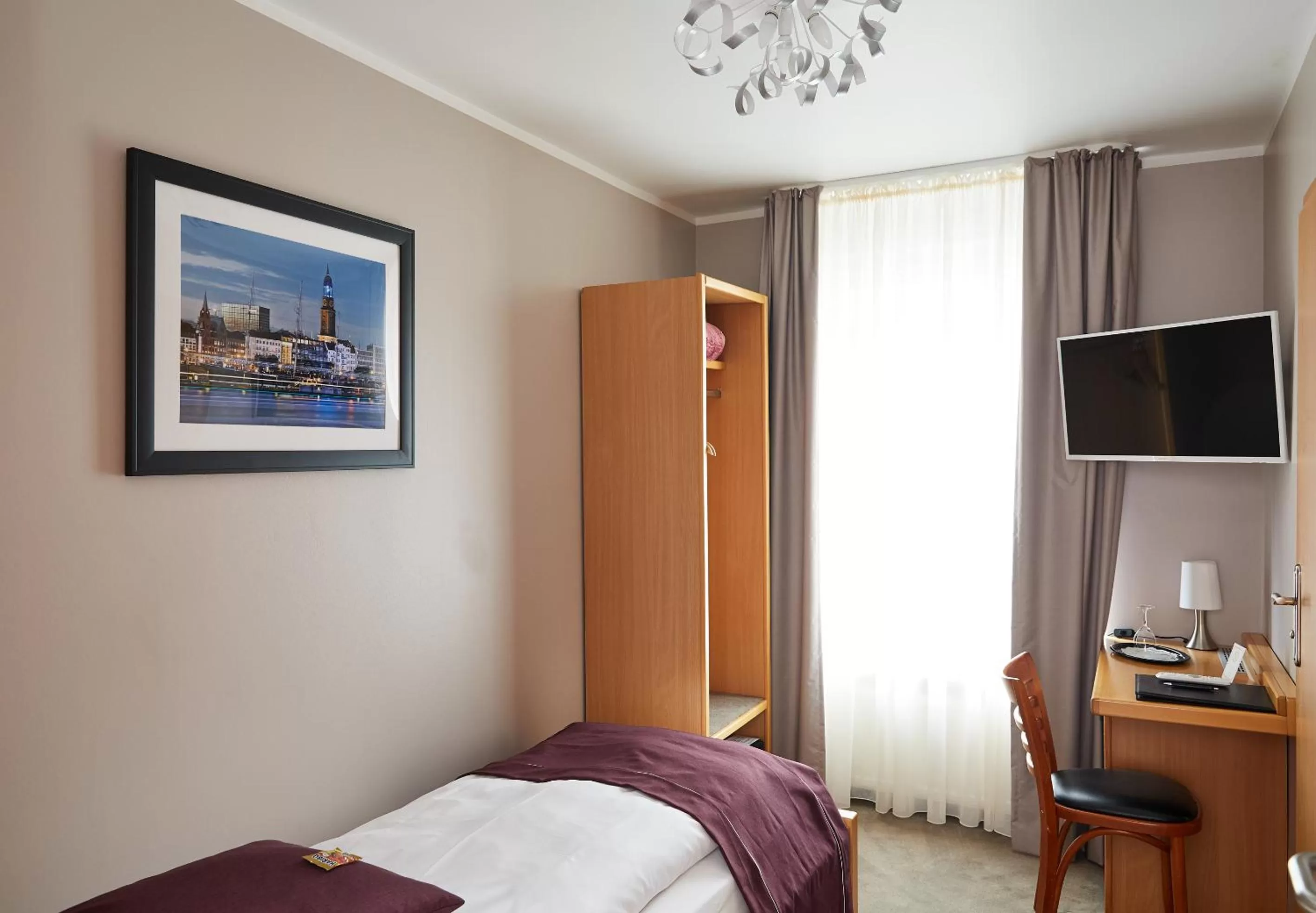 Bed in Hotel Hafentor