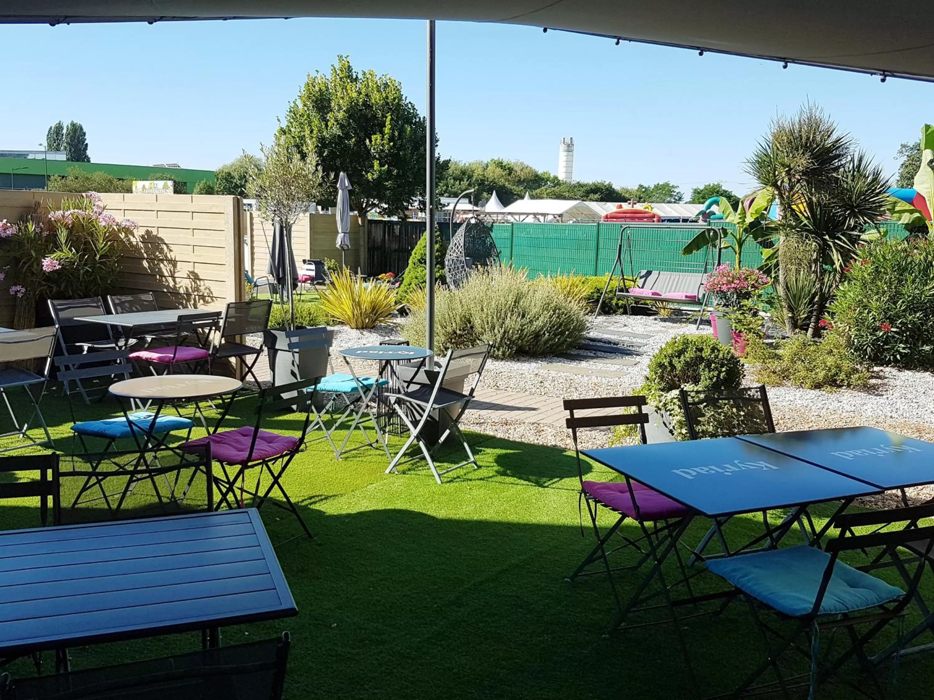 Patio in Kyriad Hôtel La Fleche