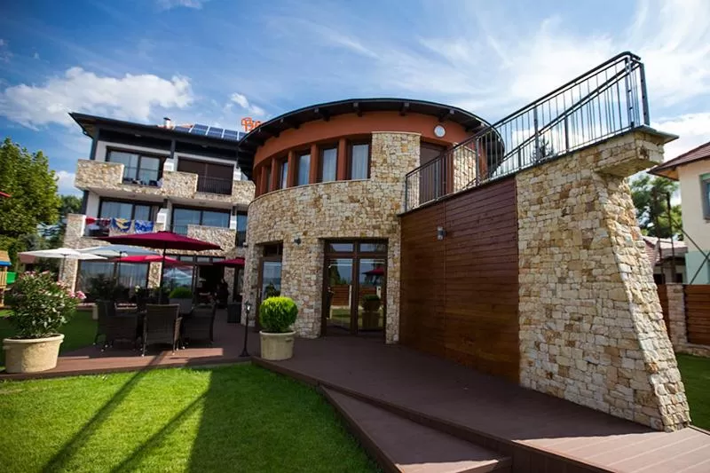 Facade/entrance in Pole Position Beach Hotel