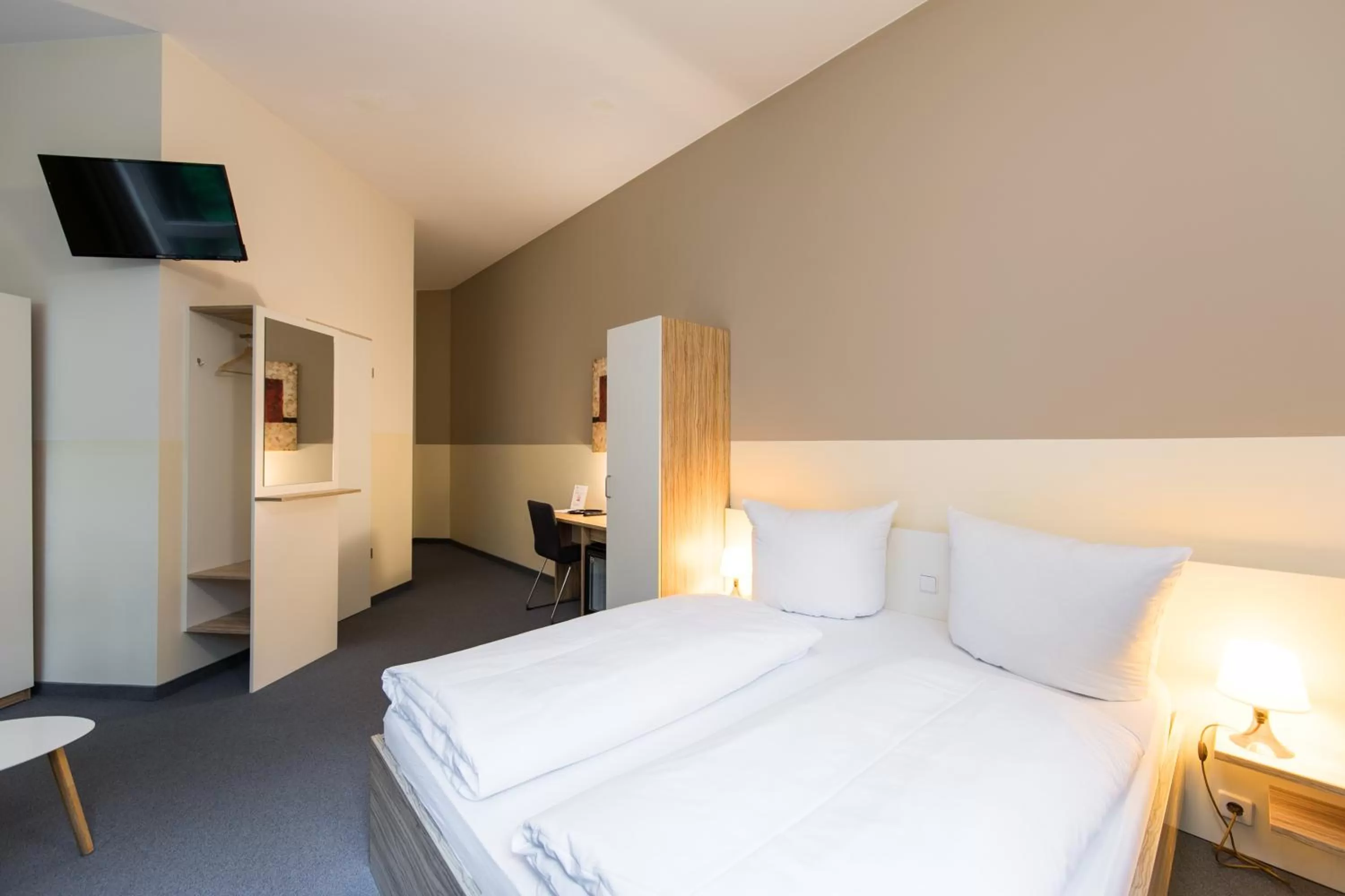 Photo of the whole room, Bed in Nu Wave Hotel Berlin - Digital Check-In 2025