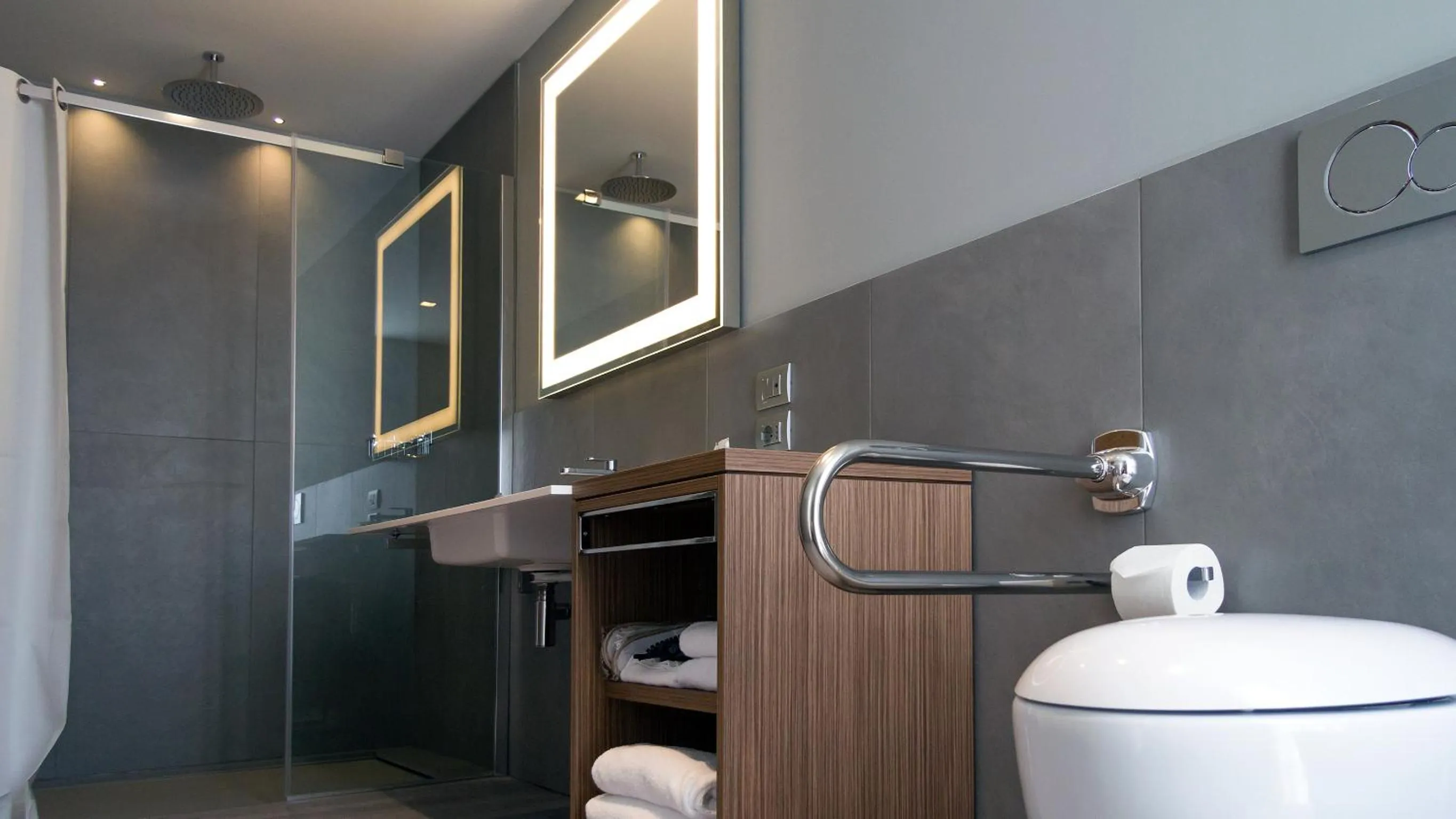 Shower in G Hotel Pescara