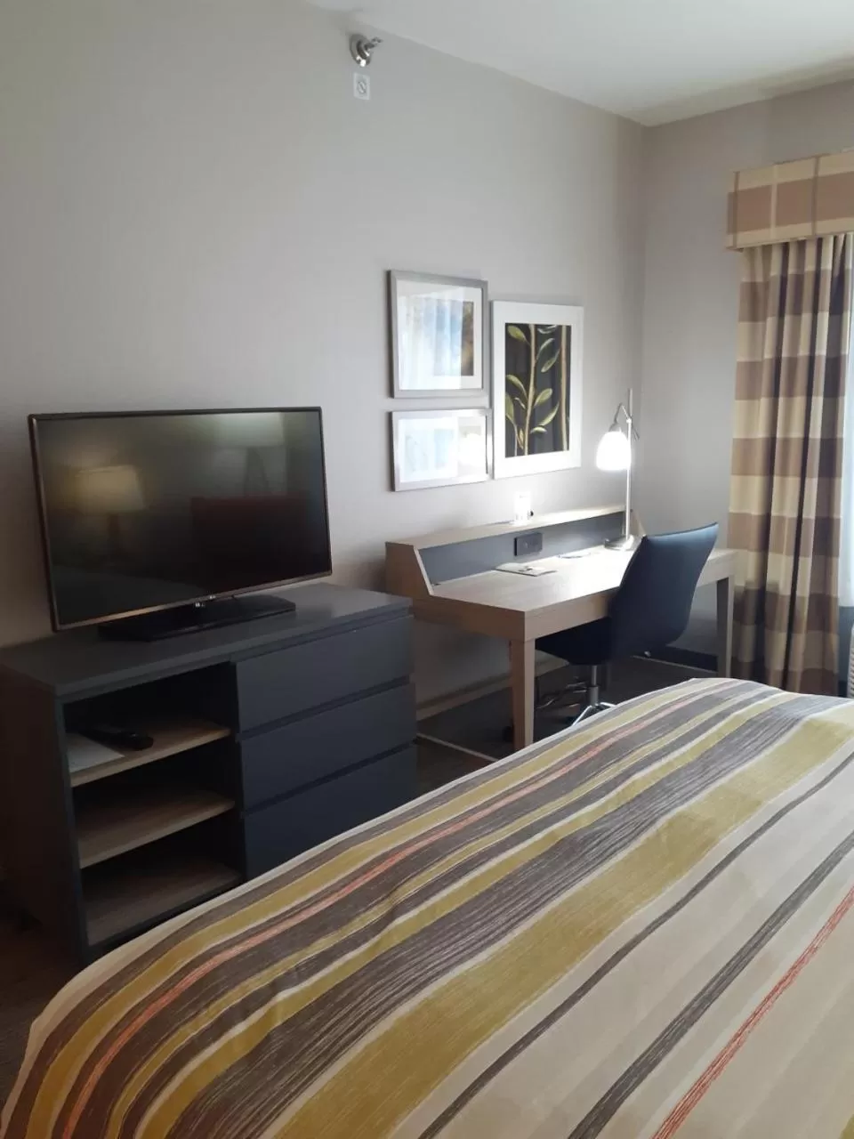 TV and multimedia, Bed in Country Inn & Suites by Radisson, Freeport, IL