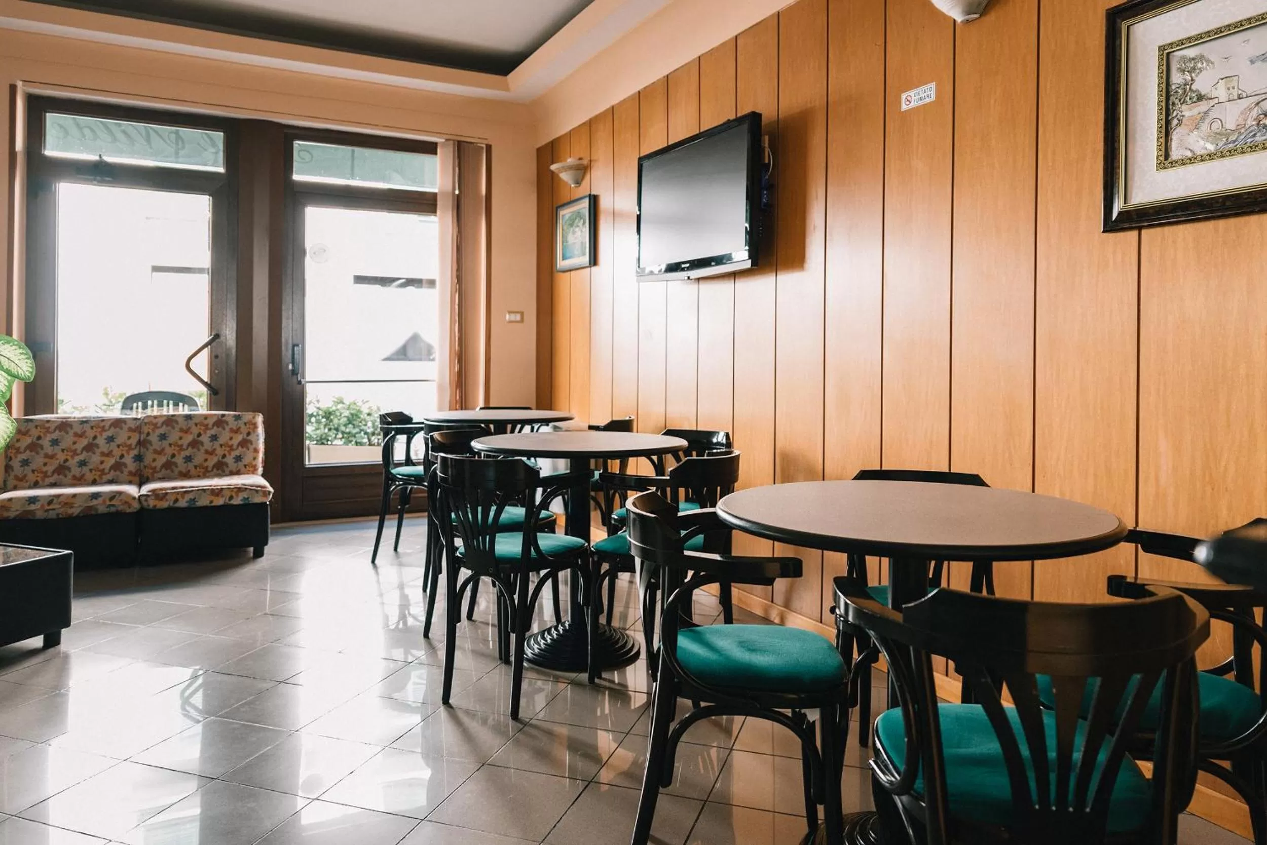 Communal lounge/ TV room in Hotel Nilde