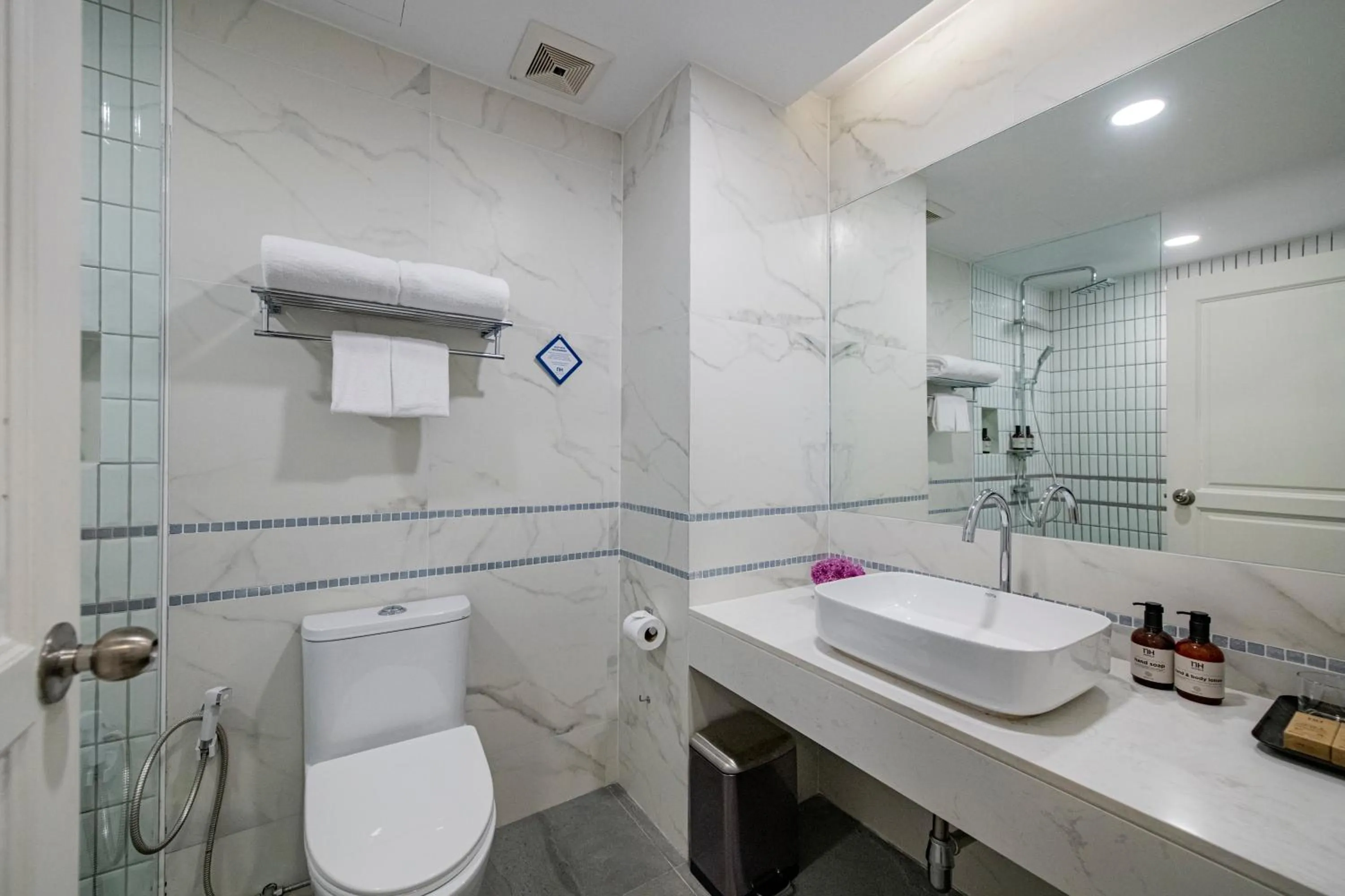 Toilet in NH Boat Lagoon Phuket Resort