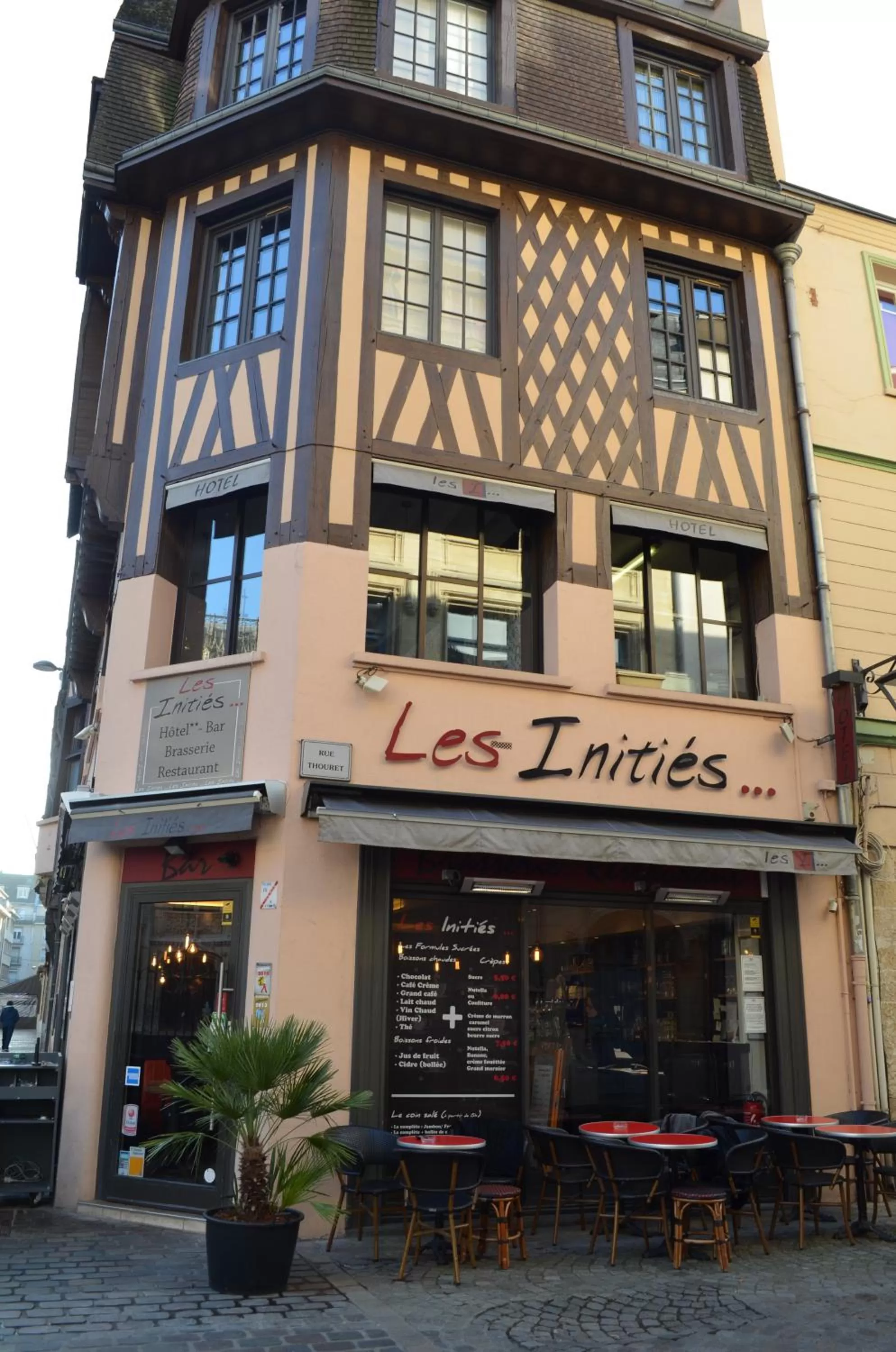 Facade/entrance in Les Initiés