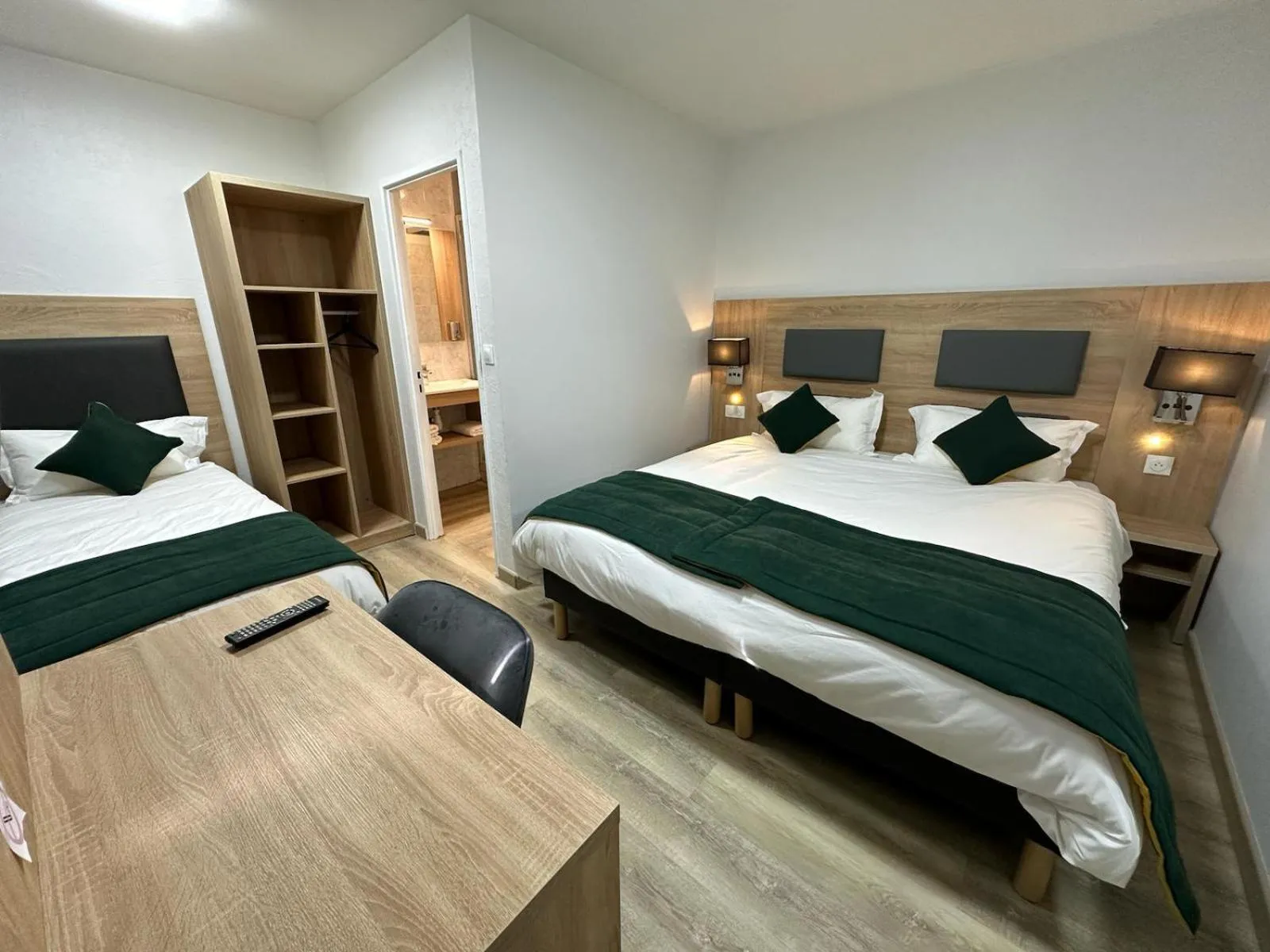 Bed in Hotel Restaurant L'Escale