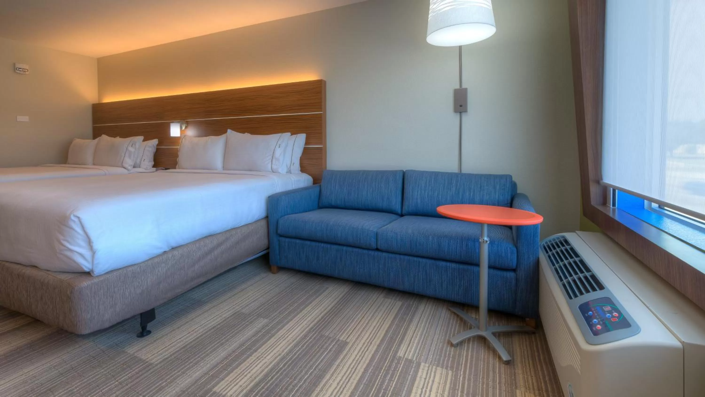 Photo of the whole room, Bed in Holiday Inn Express & Suites Tulsa Midtown by IHG