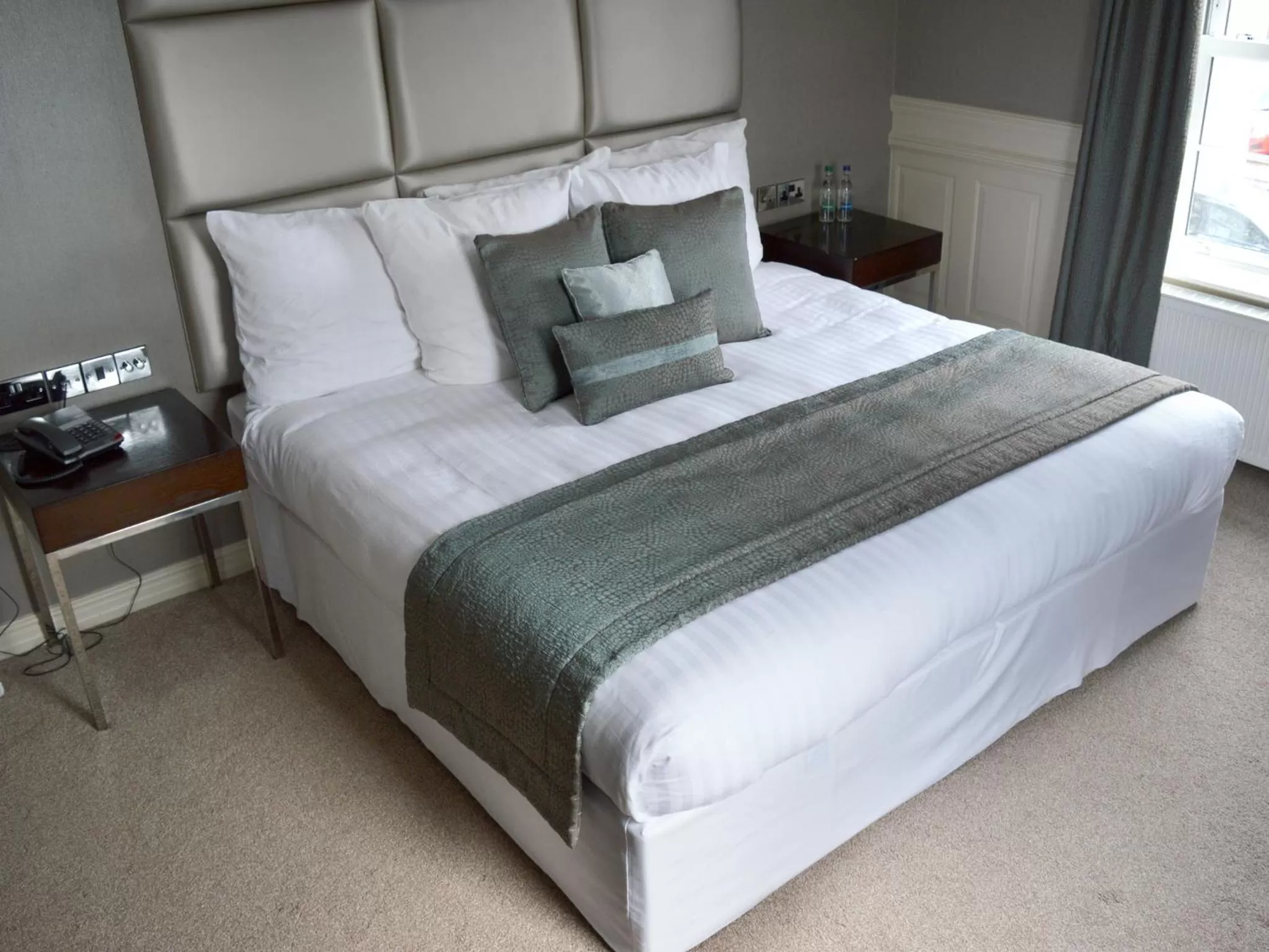 Bedroom, Bed in Cliff Hotel