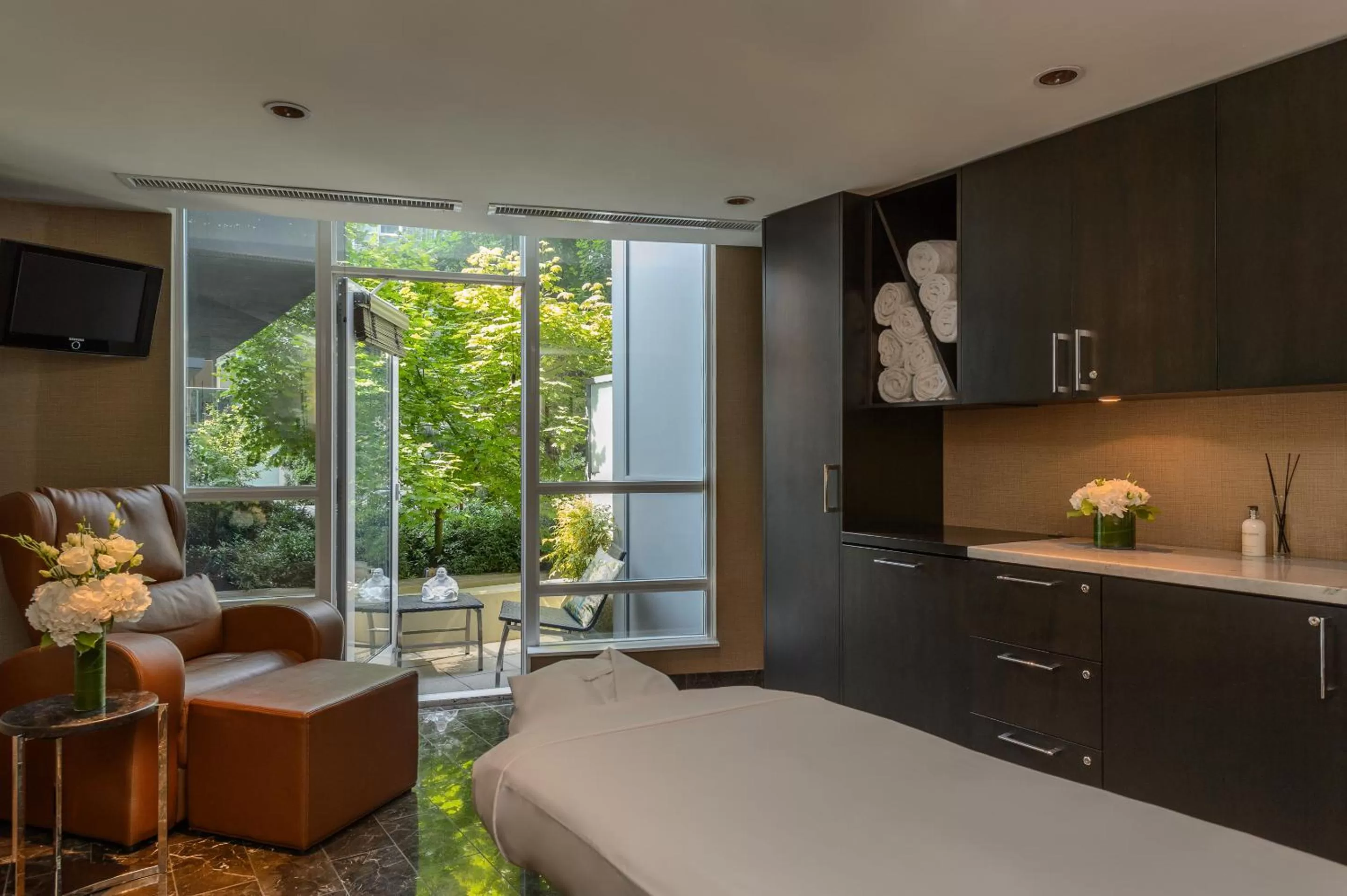 Spa and wellness centre/facilities, Bed in Loden Vancouver