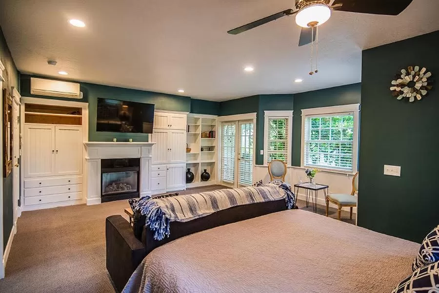 Bed in The Campbell House Inn