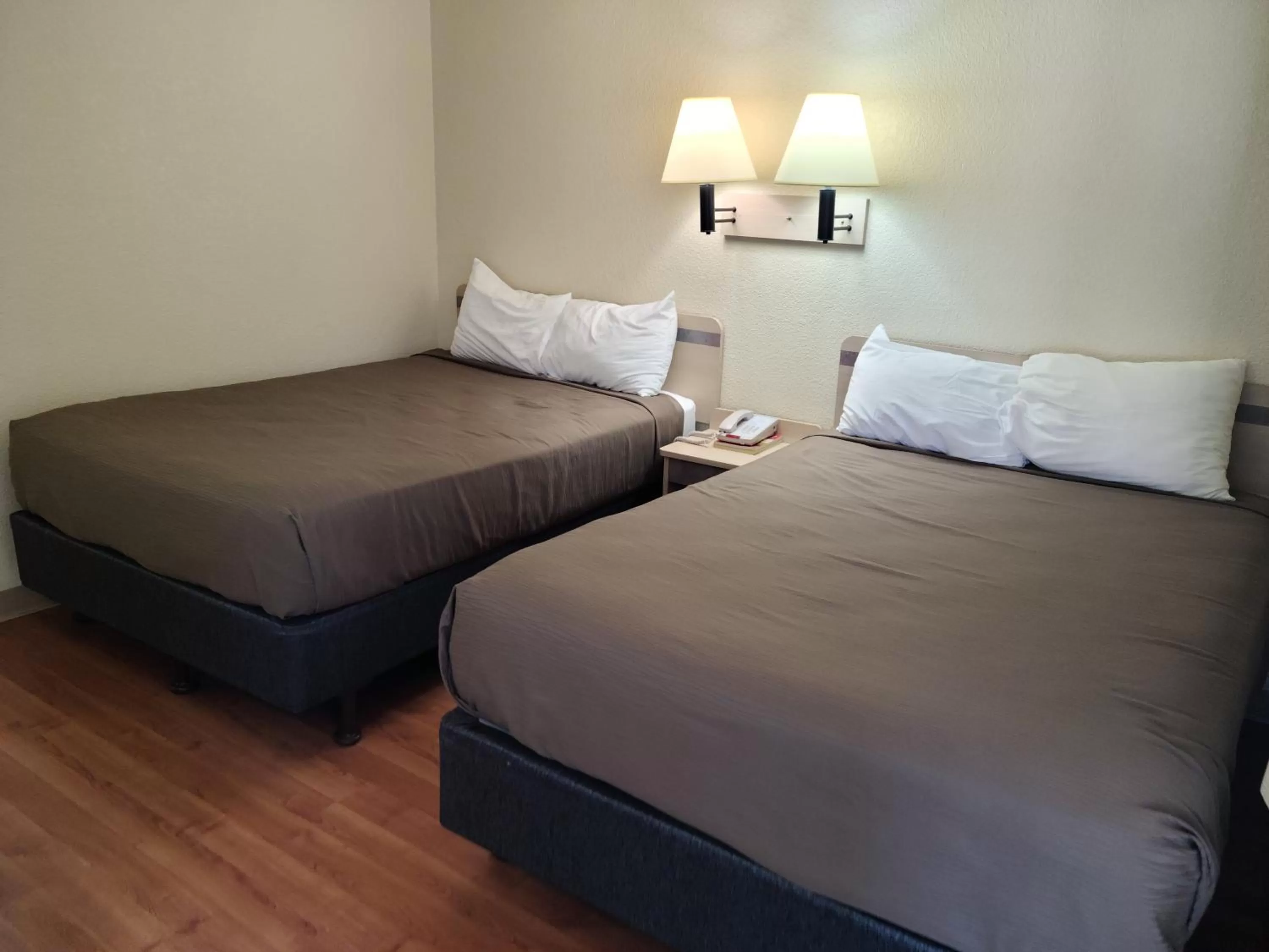 Photo of the whole room, Bed in Motel 9 Las Cruces