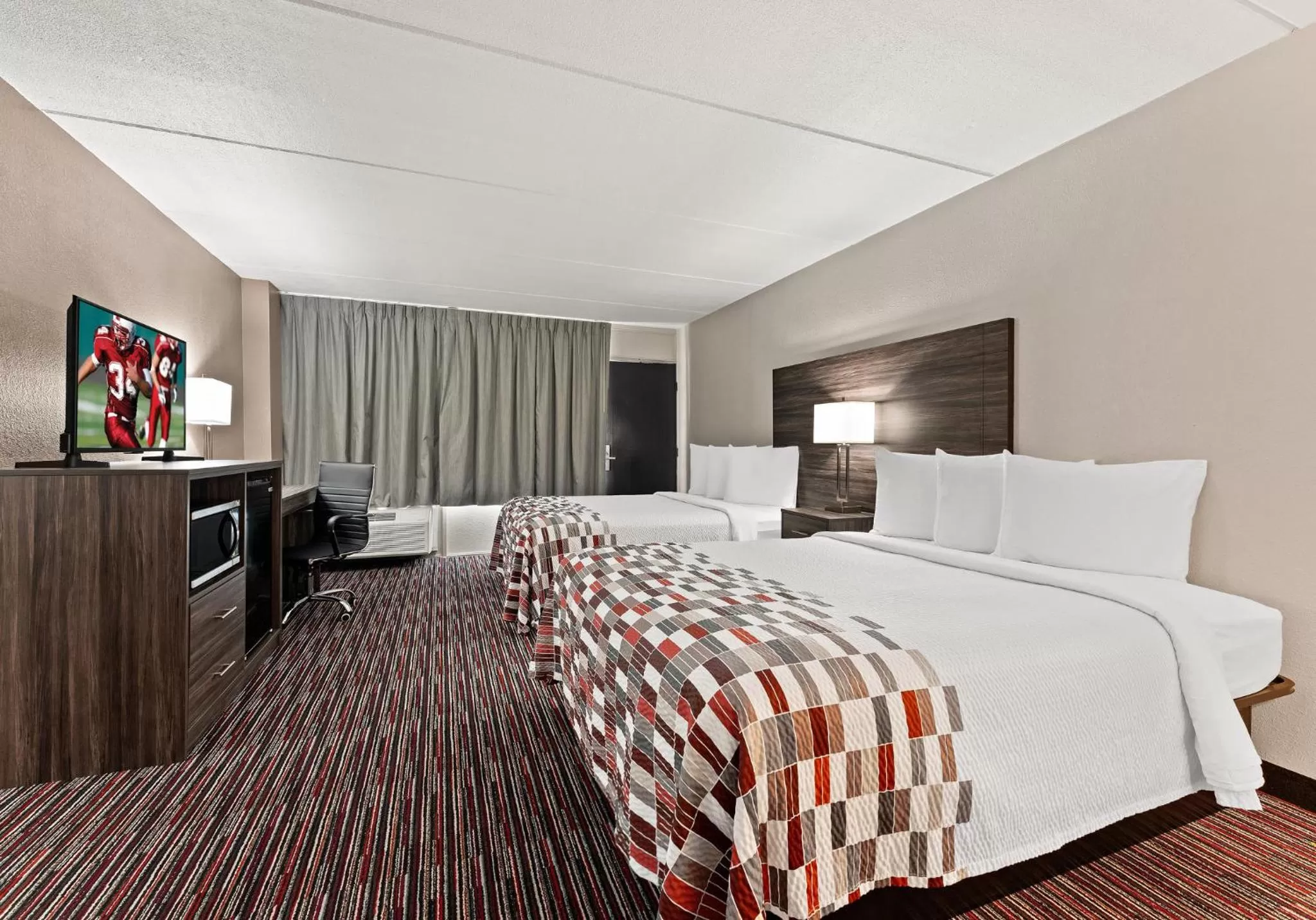 Photo of the whole room, Bed in Red Roof Inn Reading