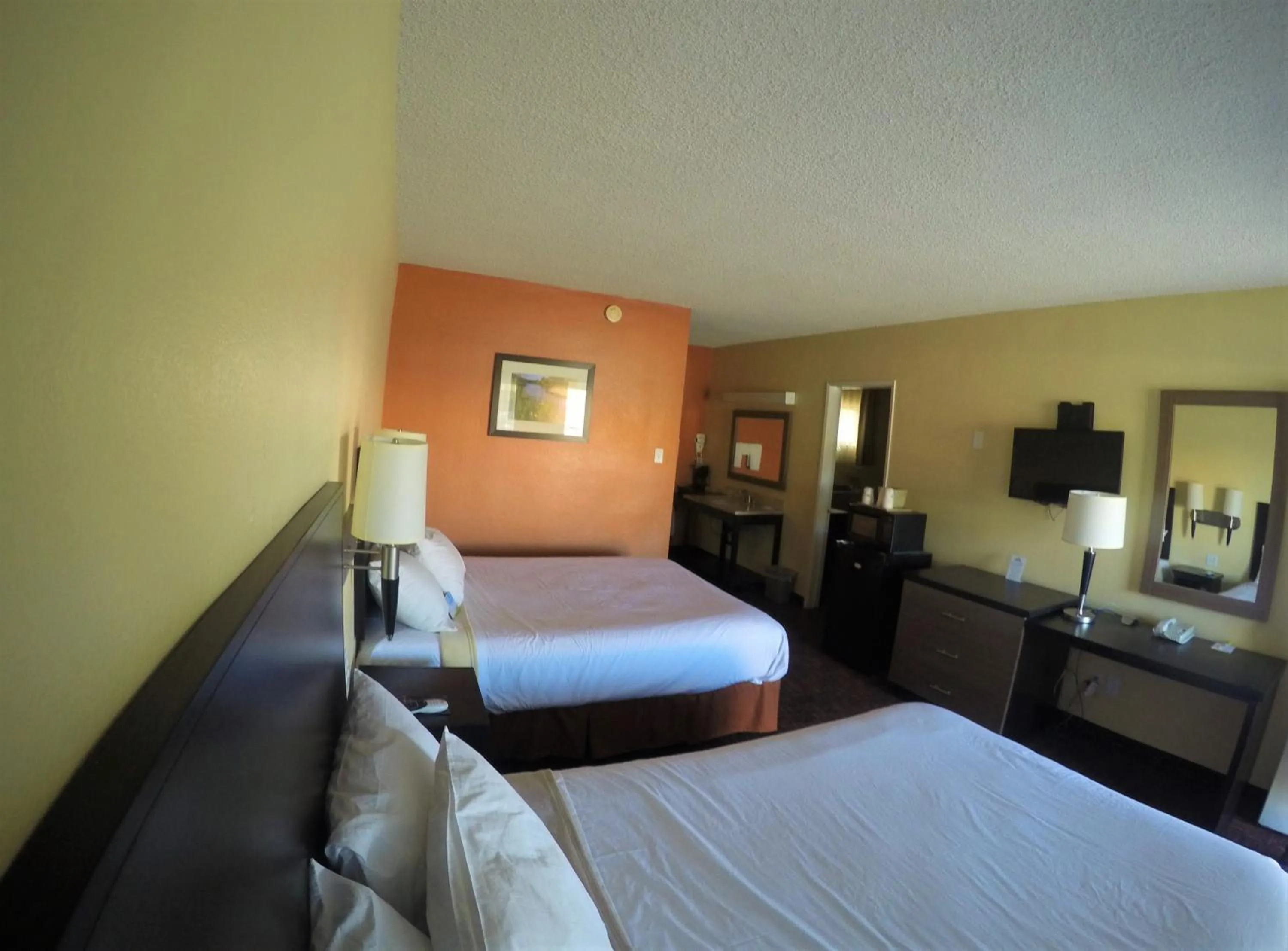 Photo of the whole room, Bed in Americas Best Value Inn Blythe CA