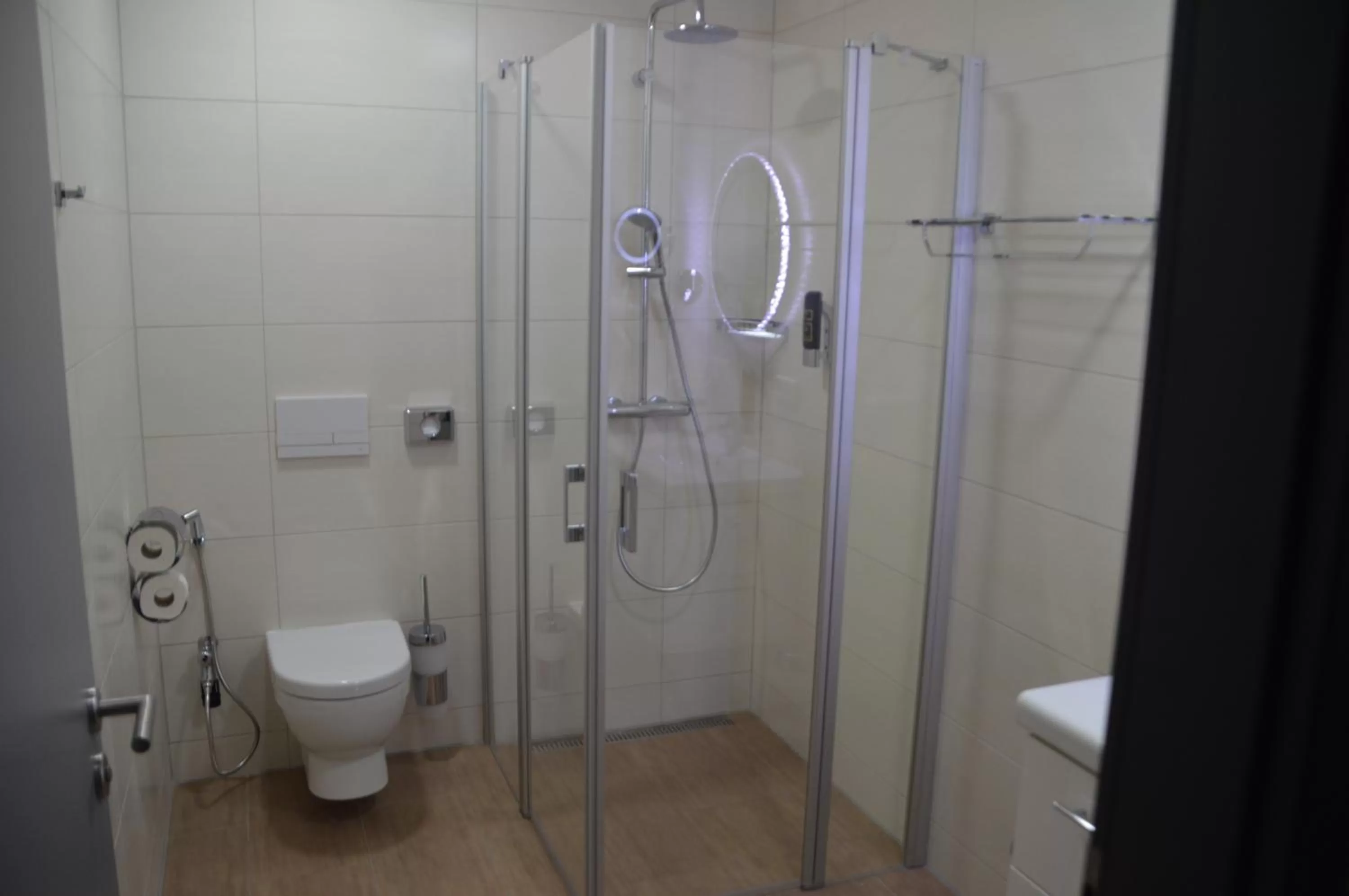 Shower in Naam Hotel & Apartments Frankfurt City-Messe Airport