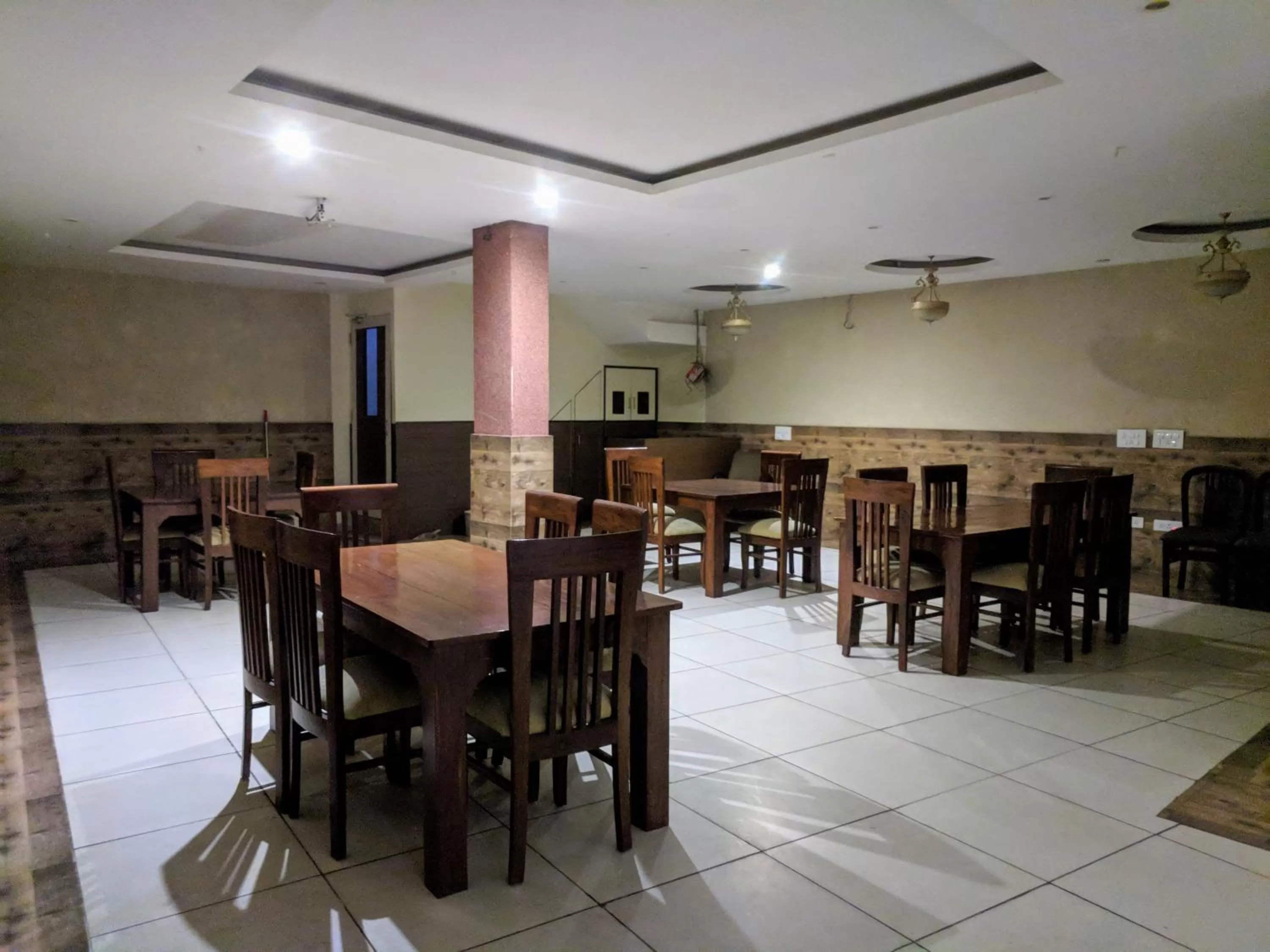 Restaurant/places to eat in Hotel Pride