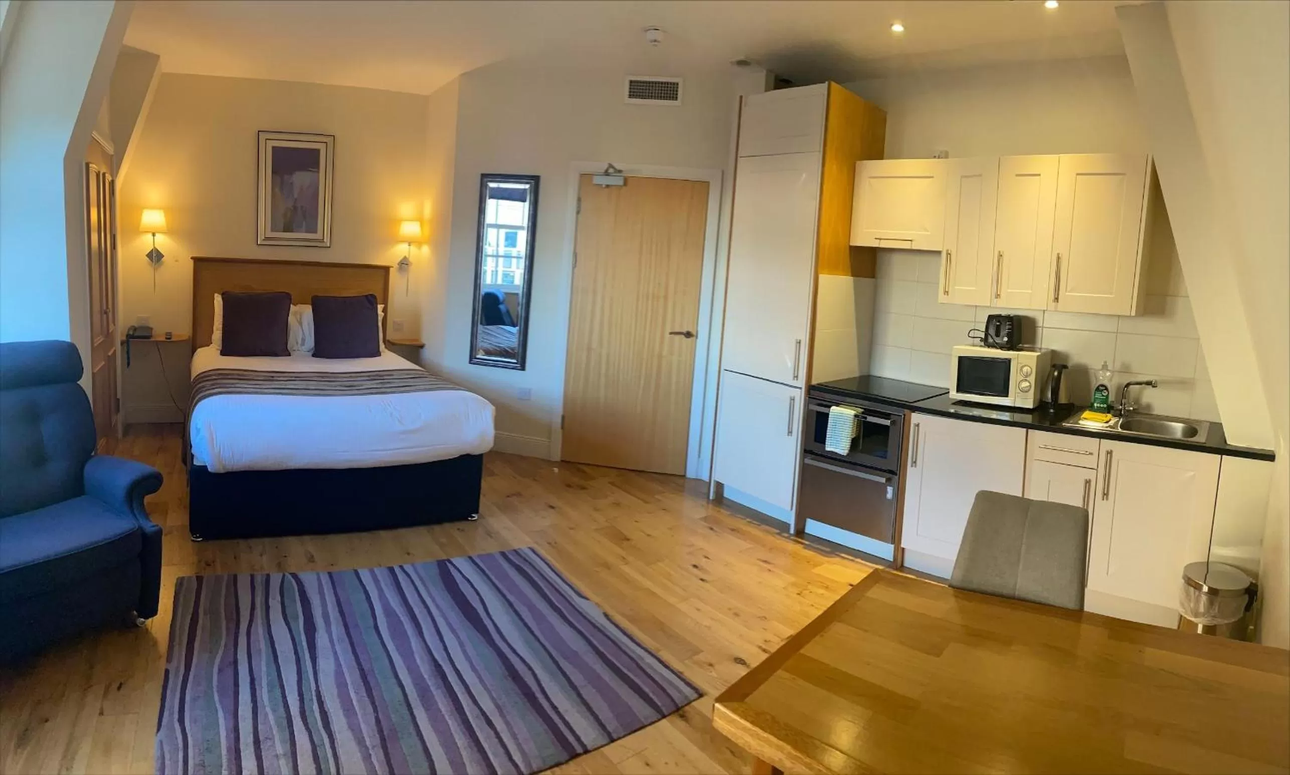 Photo of the whole room, Bed in Royal Athenaeum Suites