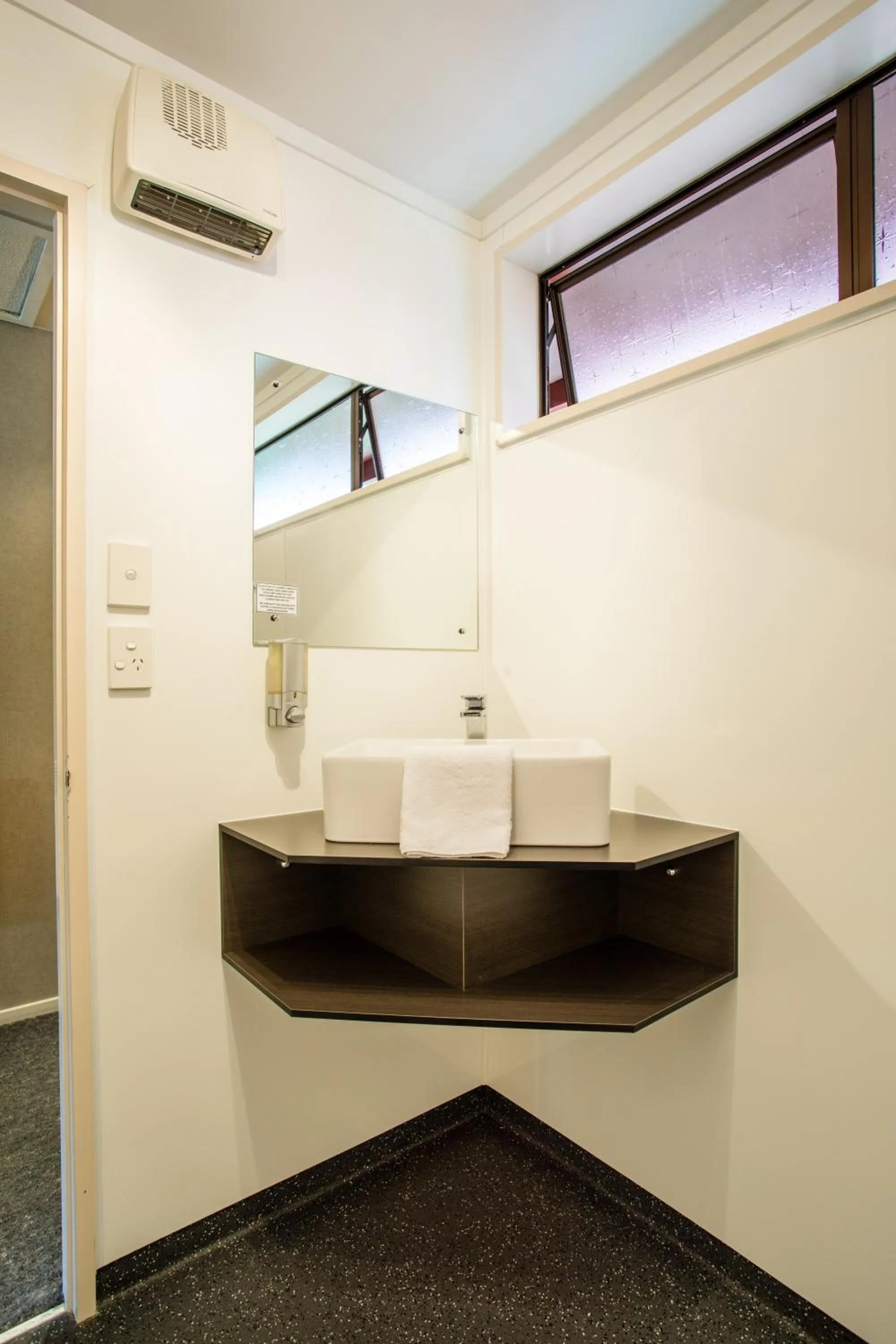 Bathroom in Te Anau Top 10 Holiday Park and Motels