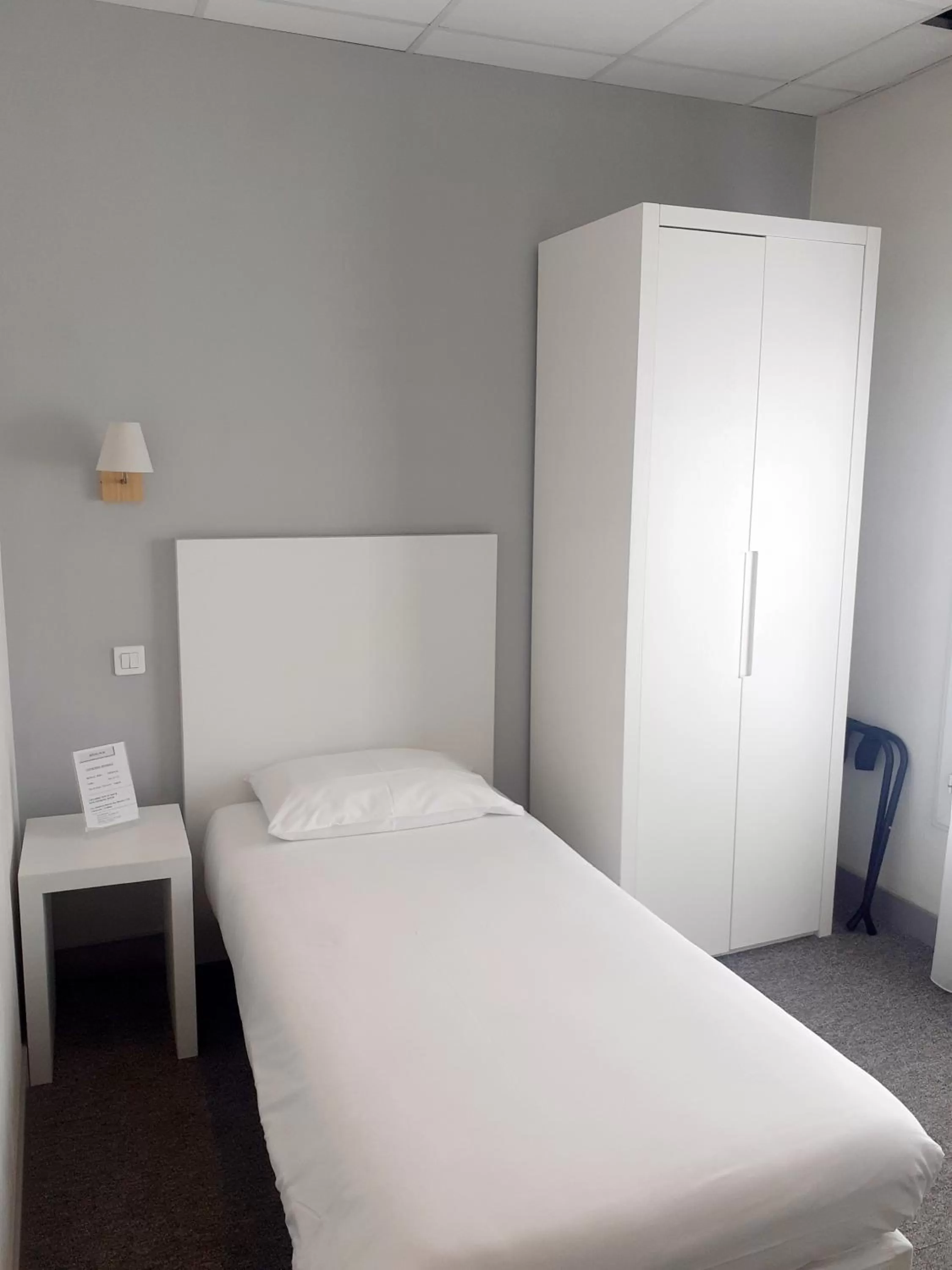 Bedroom, Bed in Hôtel P.L.M.