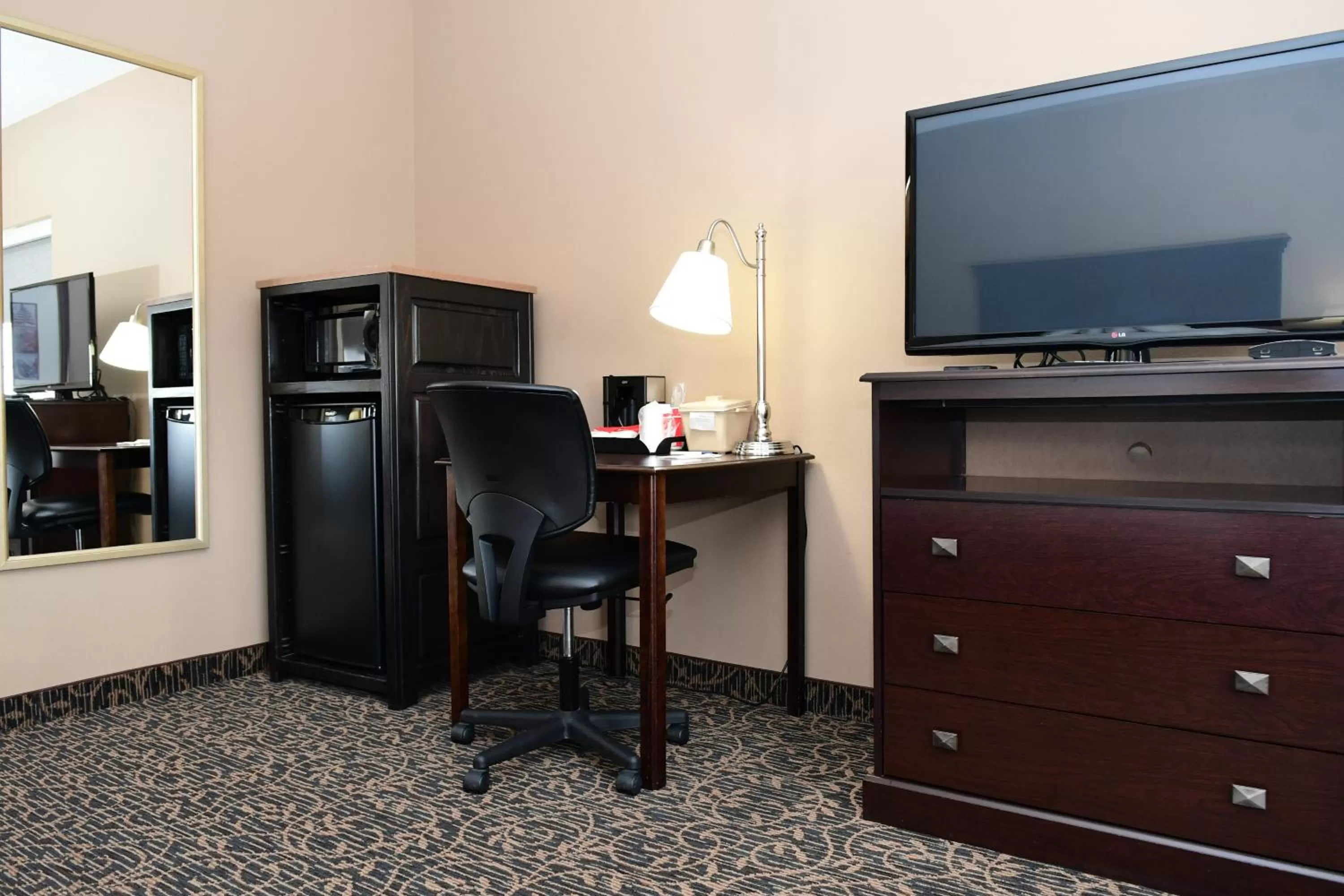 TV and multimedia in Cobblestone Inn & Suites - Denison | Majestic Hills