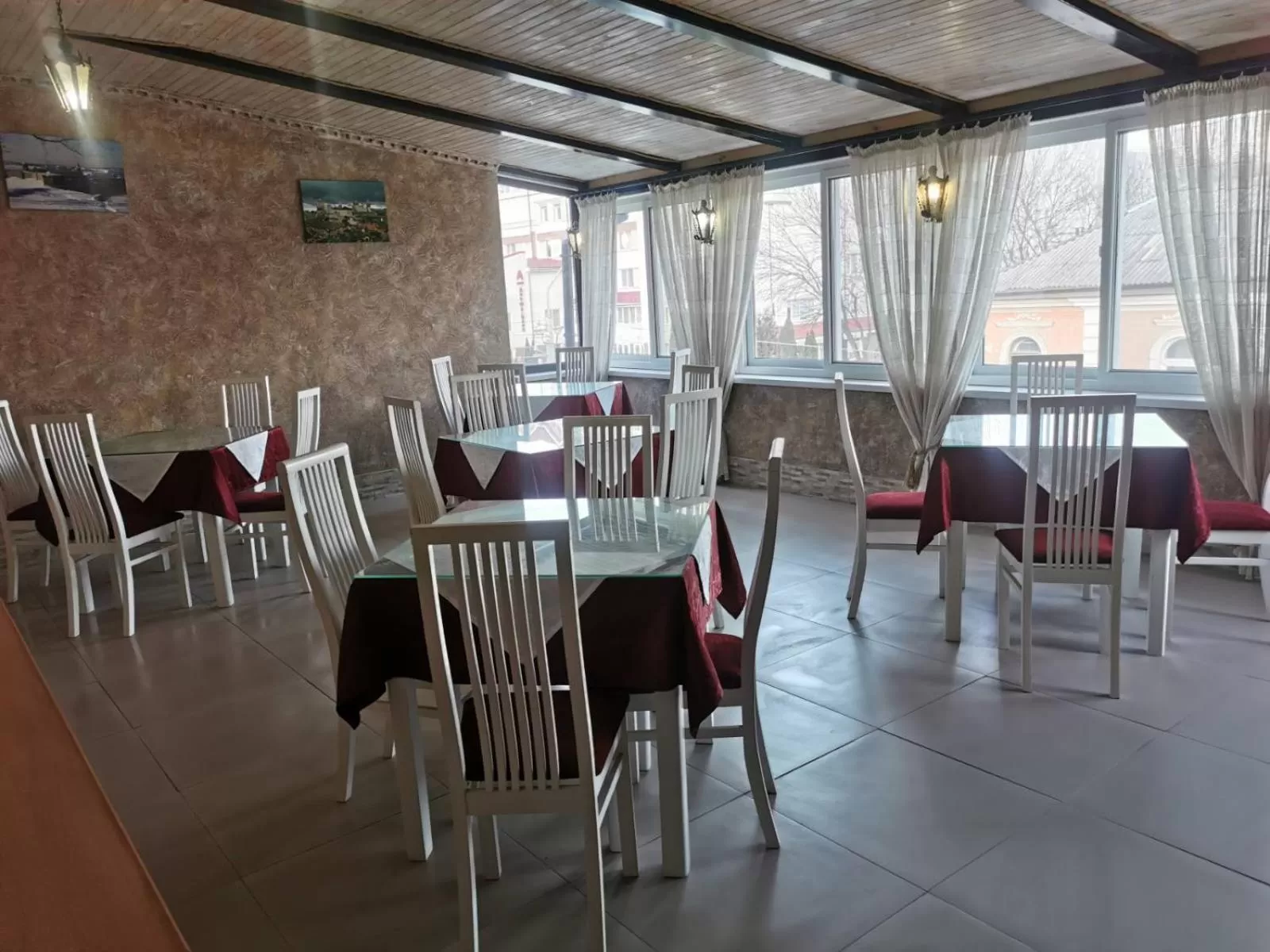 BBQ facilities, Restaurant/Places to Eat in Monte-Kristo Hotel