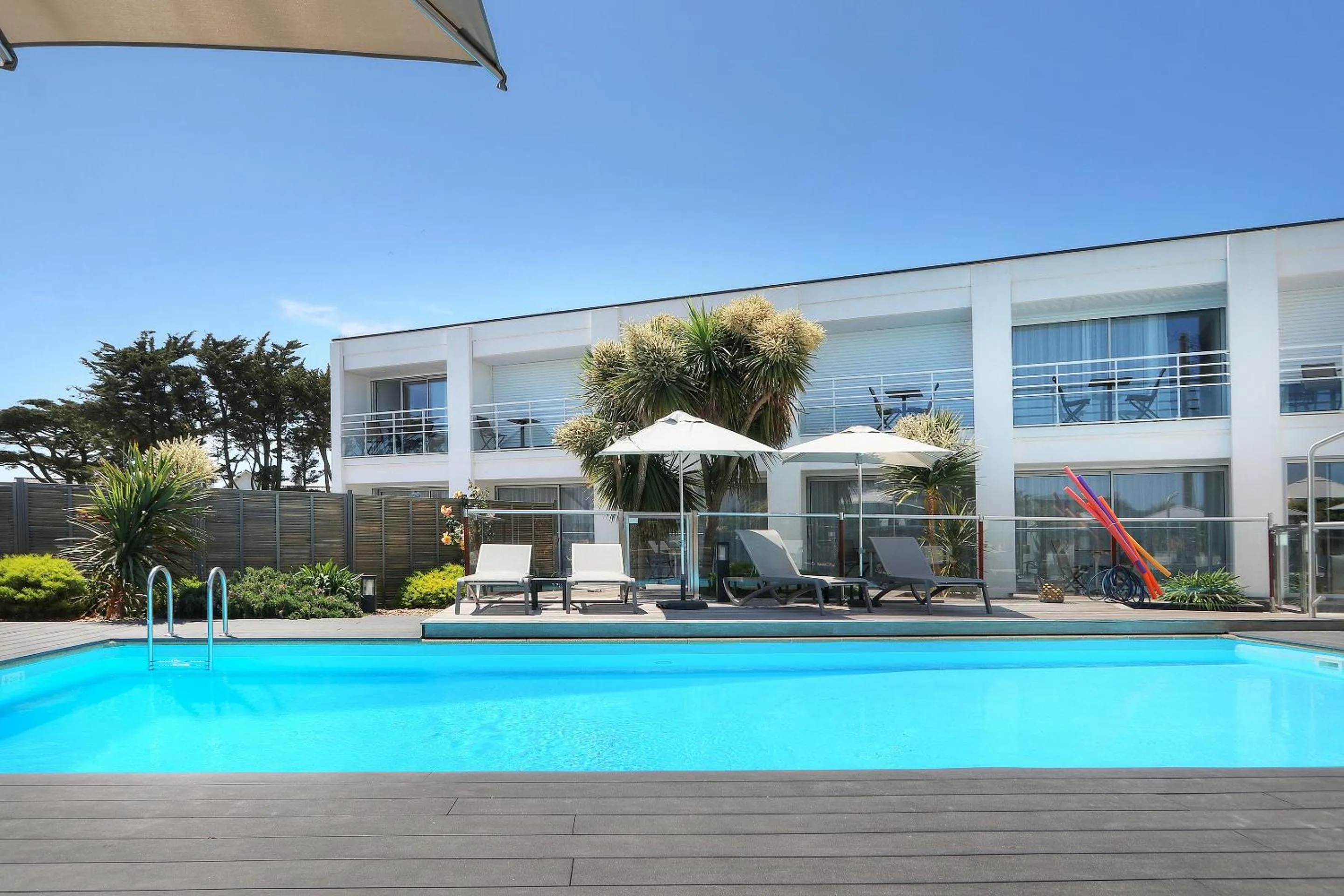 Pool view in Best Western Hôtel Le Bellevue Quiberon