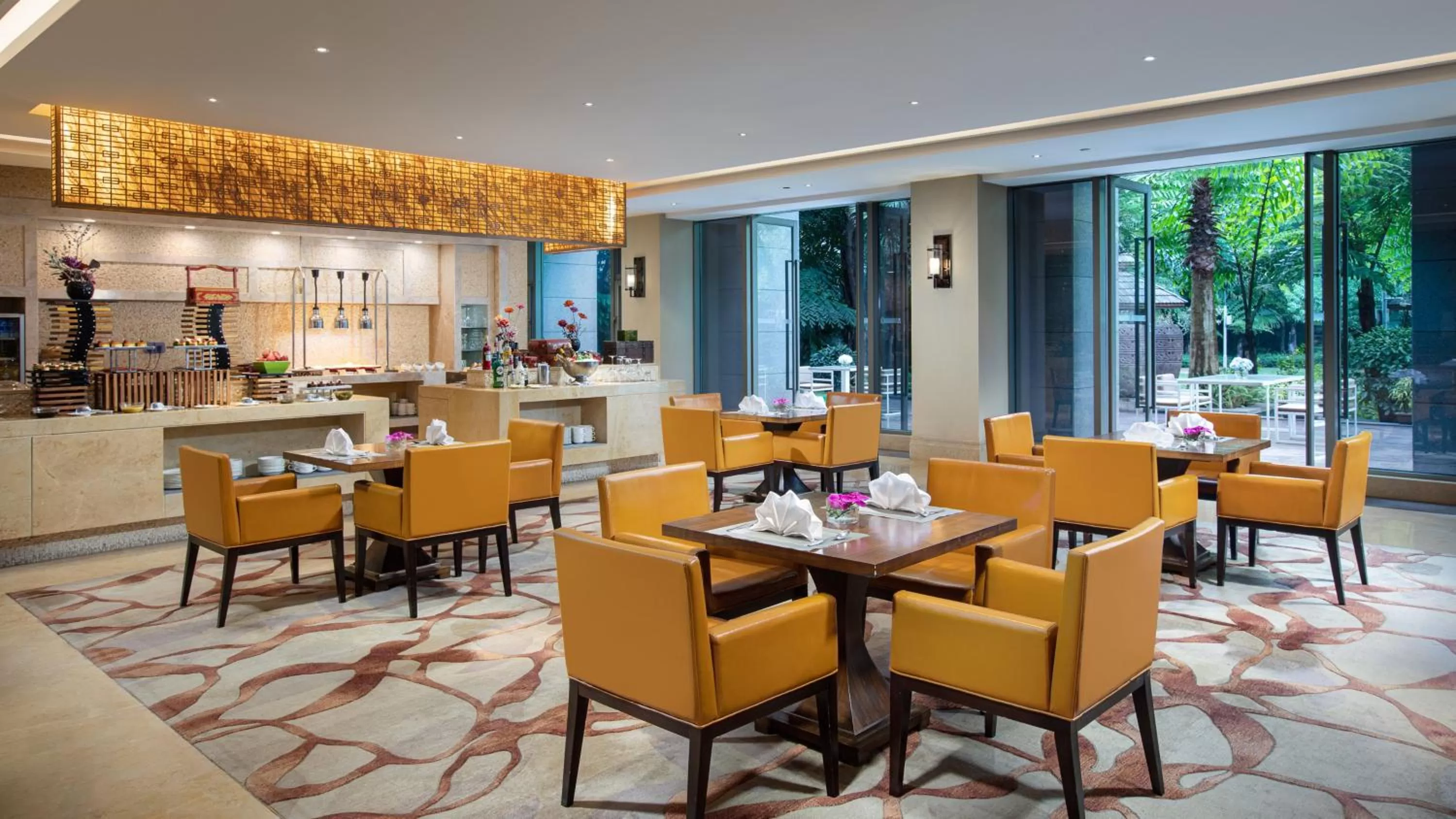 Lounge or bar in InterContinental Kunming by IHG