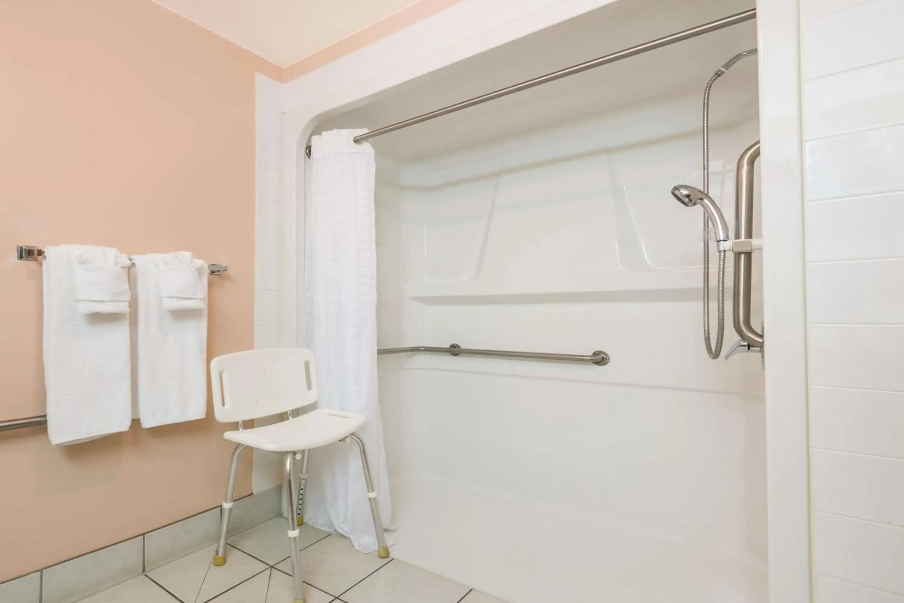 Queen Room - Disability Access/Non-Smoking in Super 8 by Wyndham Vermilion AB Queen Room - Disability Access/Non-Smoking in Super 8 by Wyndham Vermilion AB