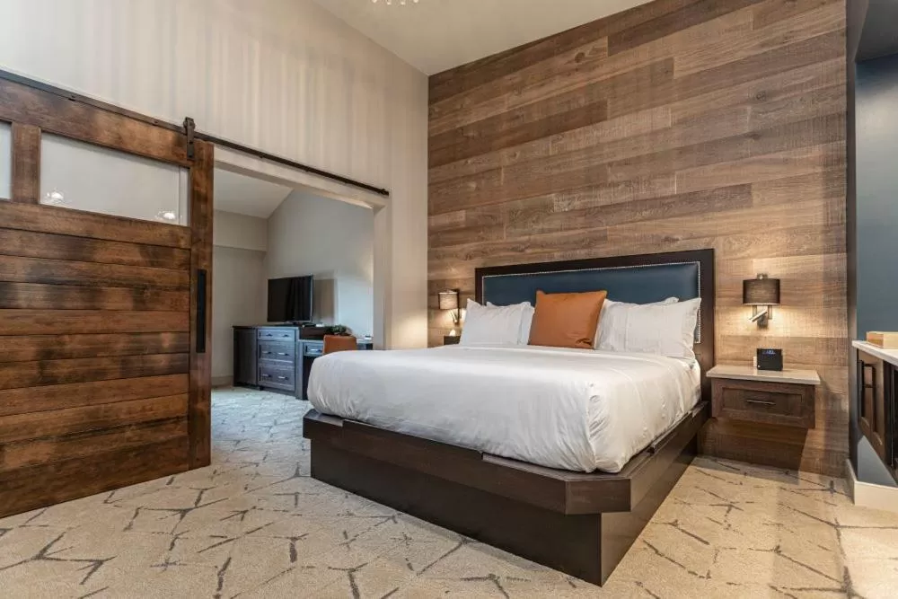 Luxury Quadruple Room in Ghost Light Inn